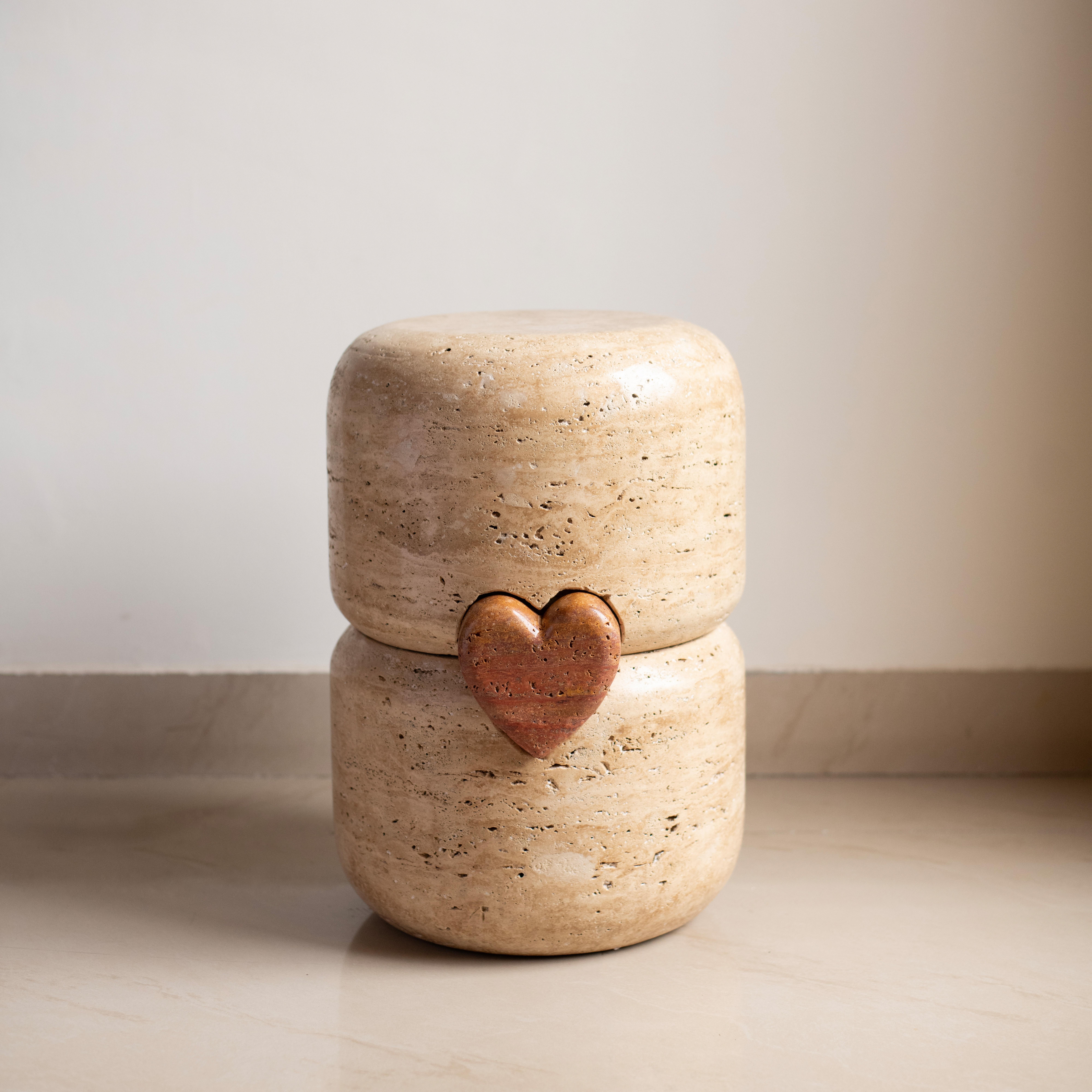 Tabouret en travertin en forme de cœur de pierre par Harshita Jhamtani Designs
Dimensions : D 30,5 x H 45,7 cm
Matériaux : Travertin.

Fabriqué à la main en travertin beige et rouge, ce pouf/table d'appoint unique est doté d'une pièce centrale en