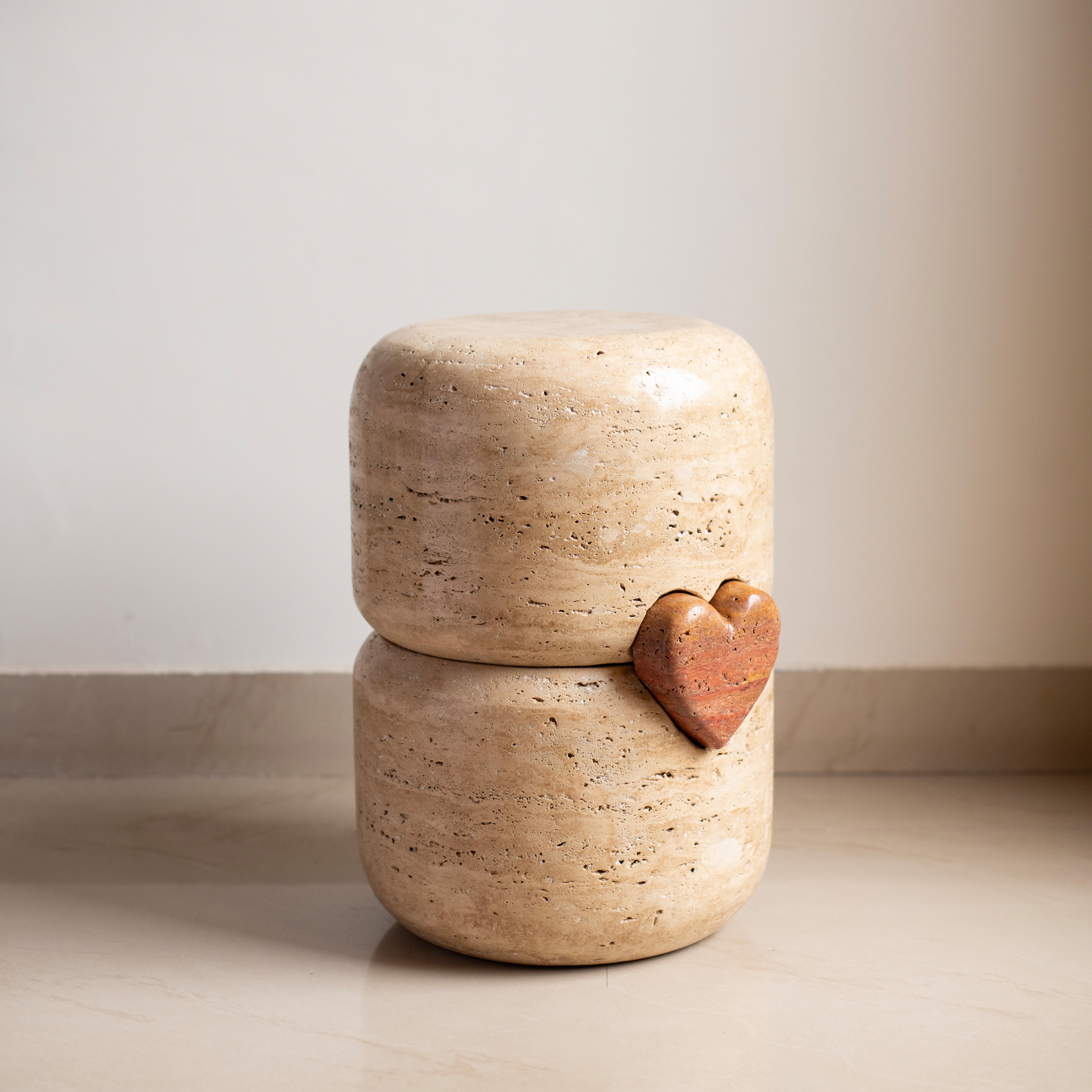 Postmoderne Tabouret en travertin en forme de cœur de pierre par Harshita Jhamtani Designs en vente