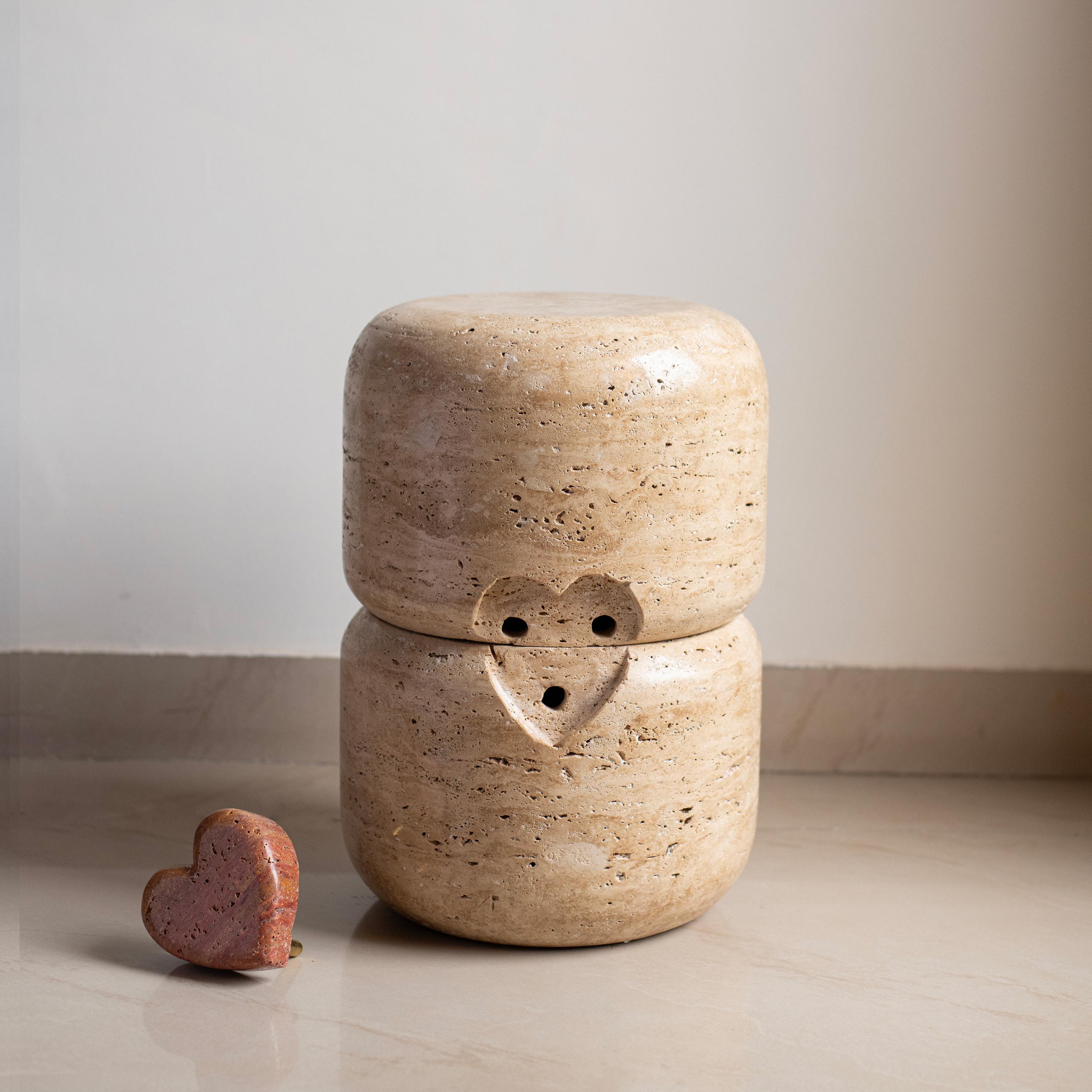 Indien Tabouret en travertin en forme de cœur de pierre par Harshita Jhamtani Designs en vente