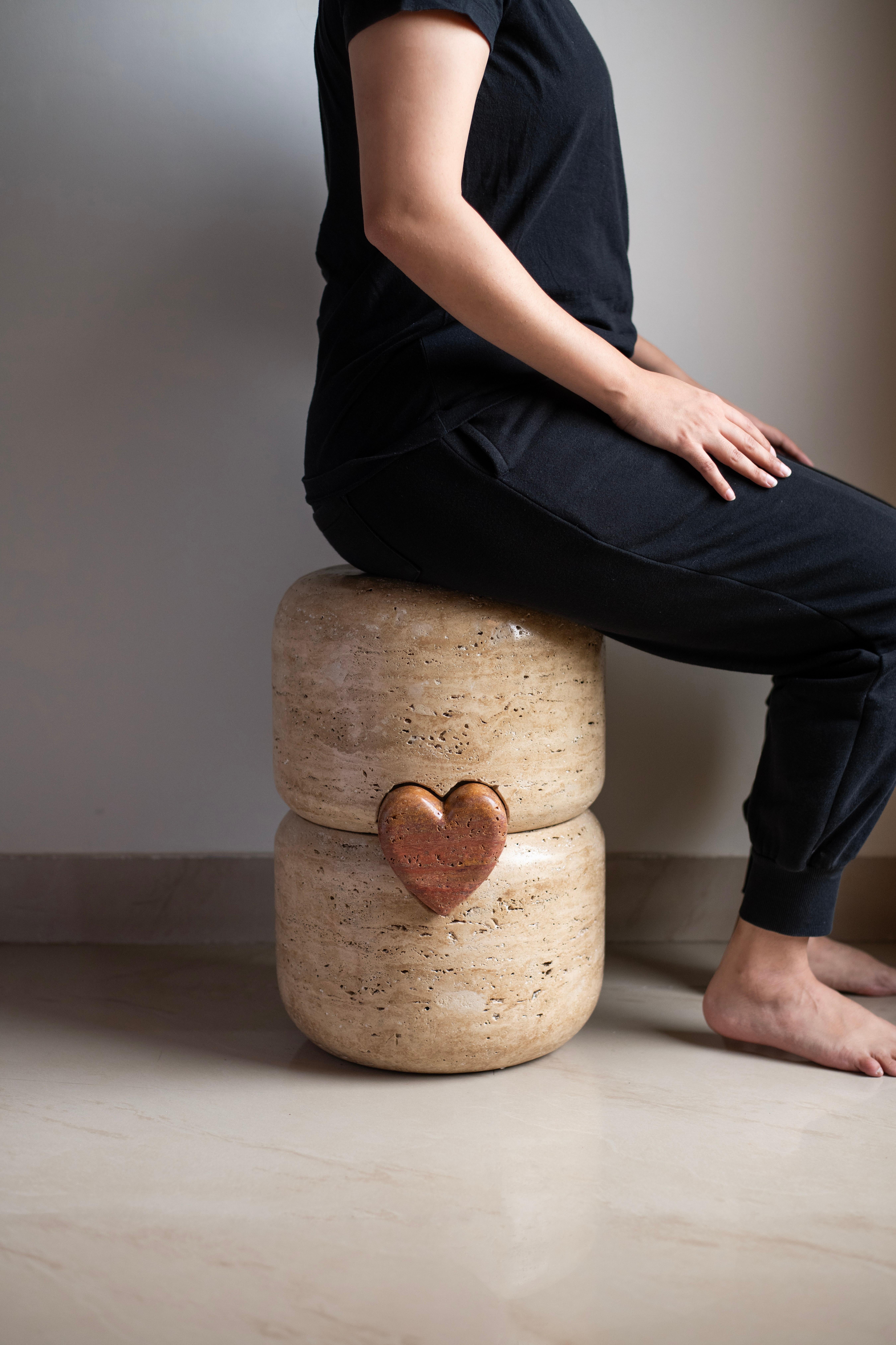 Tabouret en travertin en forme de cœur de pierre par Harshita Jhamtani Designs Neuf - En vente à Geneve, CH
