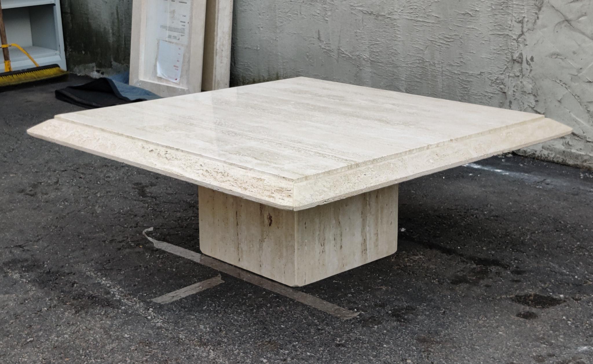 Stone International Table basse en marbre travertin italien Mid-Century Modern Bon état - En vente à Philadelphia, PA