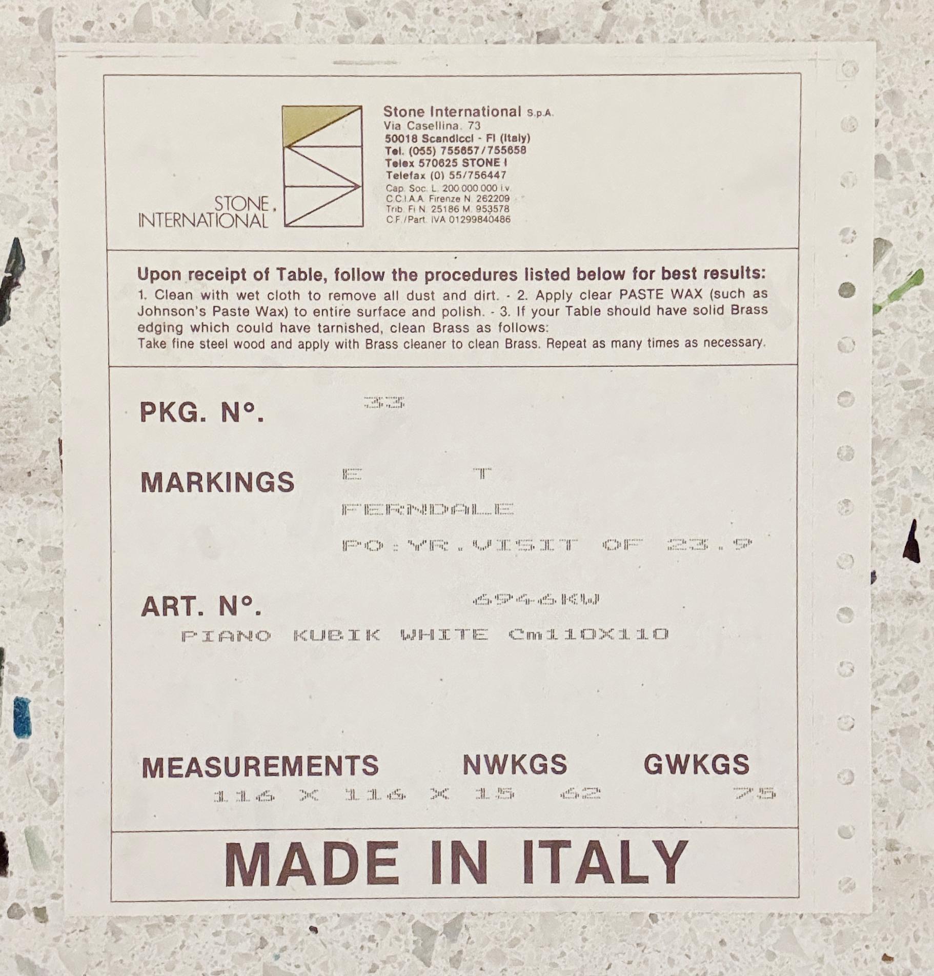 Tavolino in marmo bianco cubico per pianoforte Stone International. Questo tavolino da caffè postmoderno molto divertente presenta una bellissima lastra di marmo bianco, con tante forme colorate di pietre simili a gemme. Questi colori e queste forme