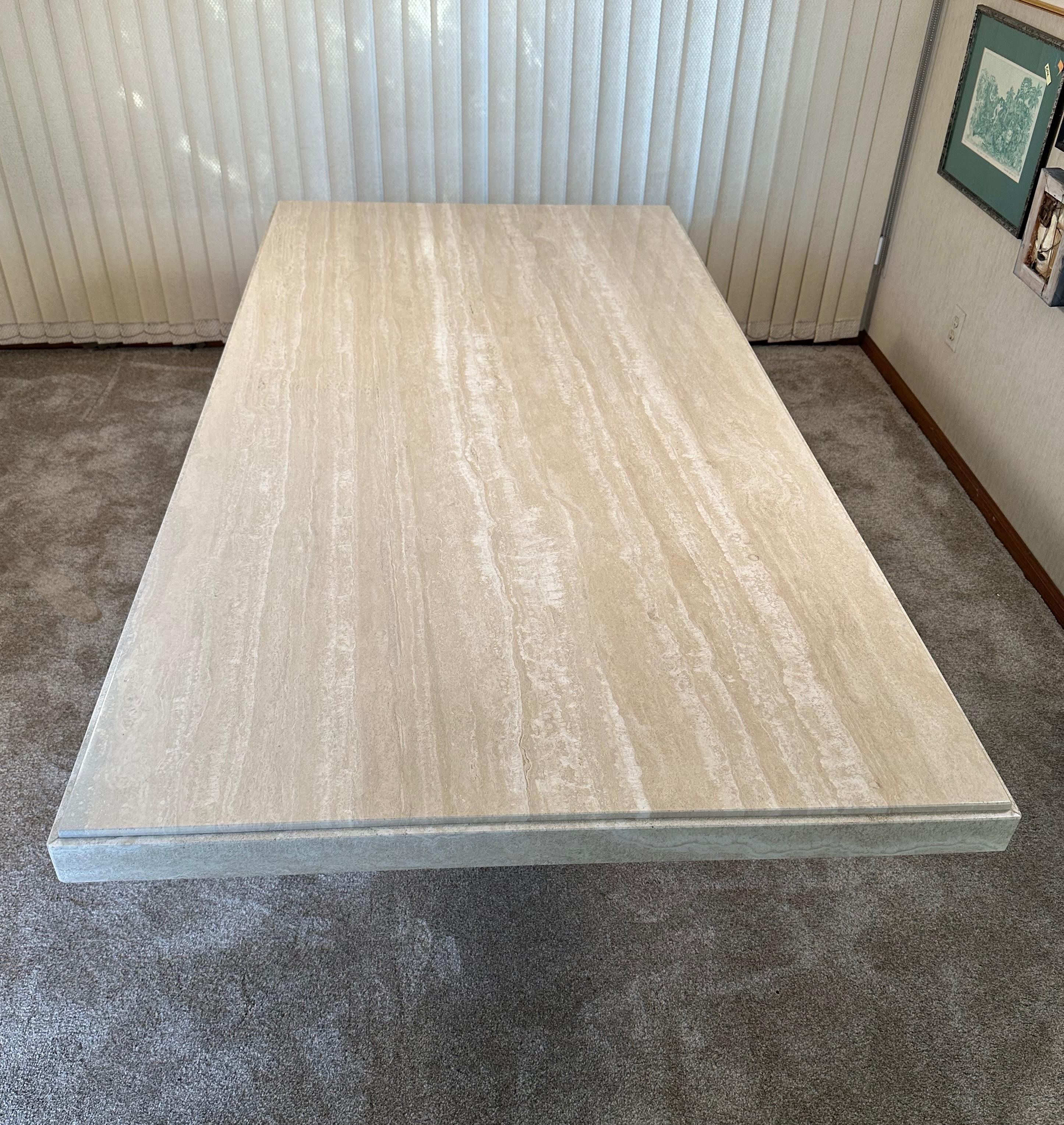 Postmoderne Table de salle à manger et chaises Tonon en travertin de Stone International pour Roche Bobois en vente