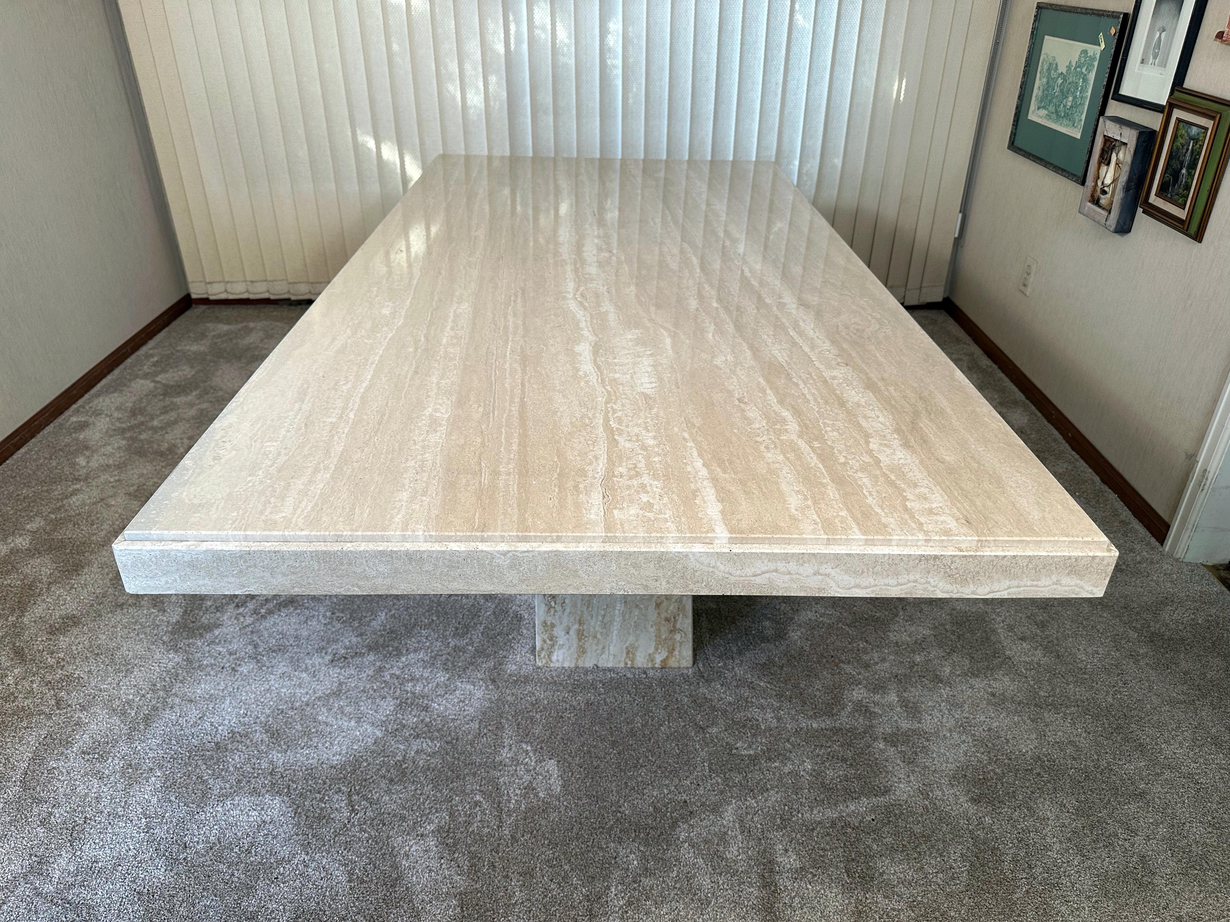 italien Table de salle à manger et chaises Tonon en travertin de Stone International pour Roche Bobois en vente