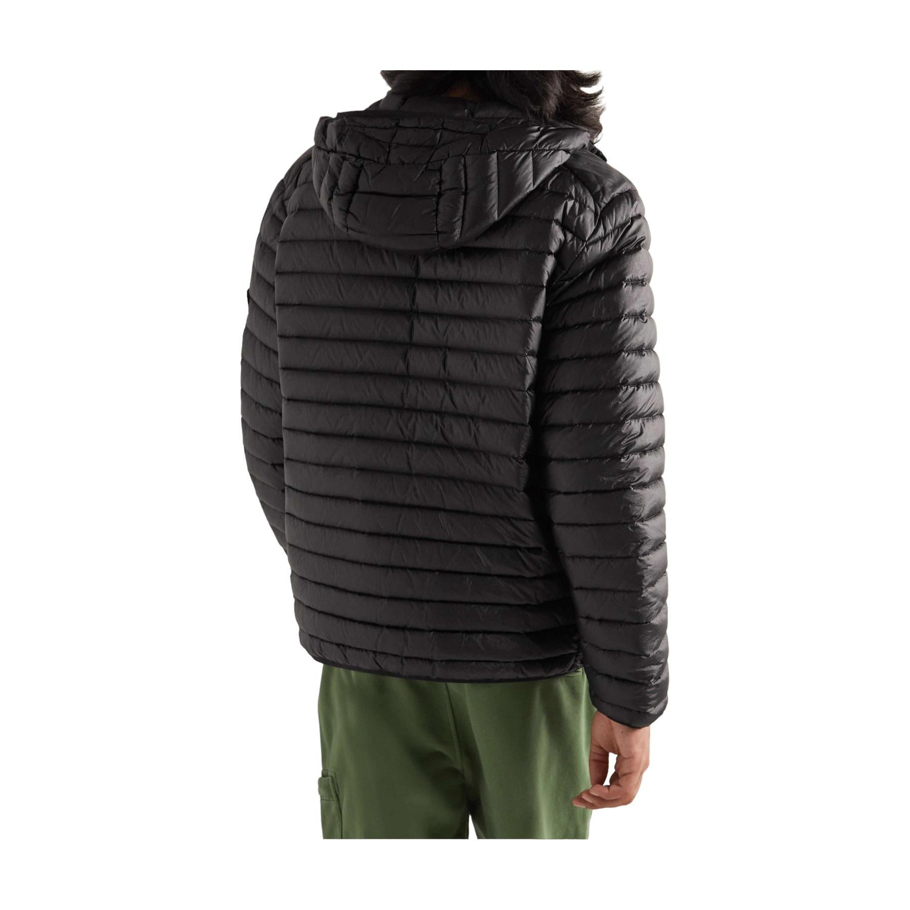 Piumino con cappuccio Stone Island Channel con logo applicato al guscio trapuntato.

La taglia XXL veste come una XL - controlla le misure qui sotto.

Informazioni aggiuntive:
Stile: 731541025
Colore: nero
Paese: Italia
Dimensioni: Petto: 25
