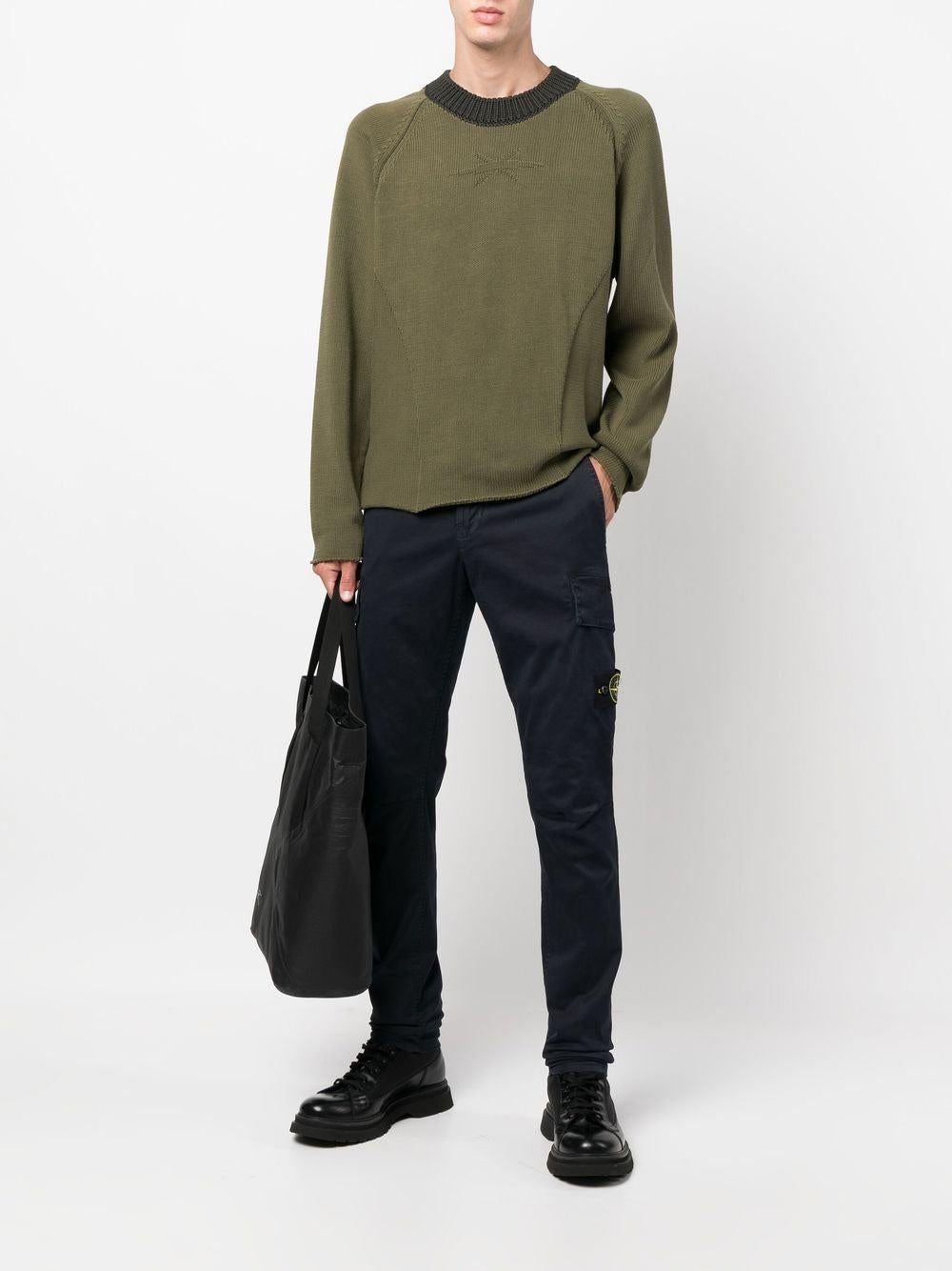 Stone Island's trousers are known for cargo pockets that inspired feelings of workwear. They're cut from cotton-blend gabardine in a tapered shape and appliquéd with a detachable logo patch at the leg.
 
 Waist:48;Hip:60;Rise:32;Length:111