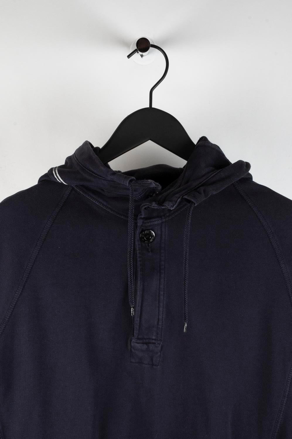 Item for sale is 100% genuine Stone Island Jumper Hoodie with buttons and zip to close
Color: Navy
(An actual color may a bit vary due to individual computer screen interpretation)
Material: 100% cotton
Tag size: L runs for Medium too check