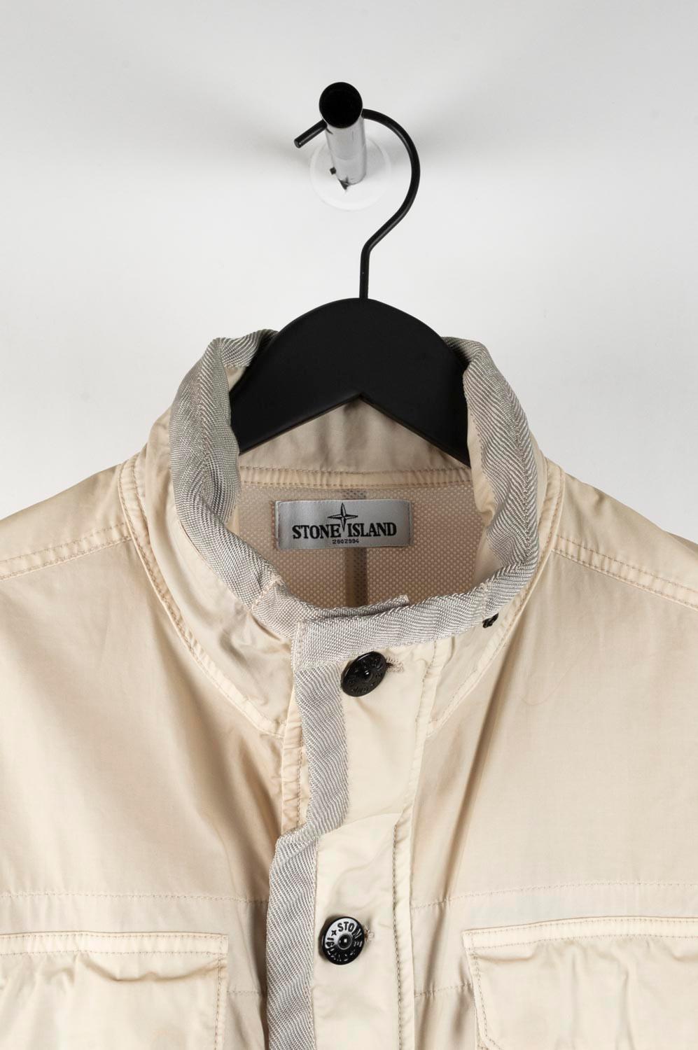 Item for sale is 100% genuine Stone Island Mussola Gommata Light Hidden Hoodie Men Jacket, Size L S430
Color: cream
(An actual color may a bit vary due to individual computer screen interpretation)
Material: 100% cotton
Tag size: L 
This jacket is