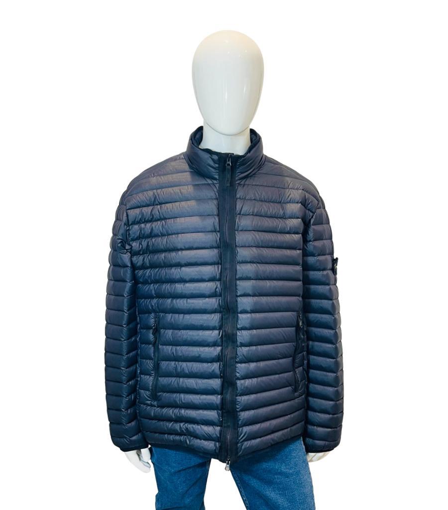 Stone Island Padded Down Jacket
Grey jacked styled with quilted design and logo patch on the sleeve.
Featuring down-feather filling, stand-up collar and centre zip fastening. Rrp £645
Size – XXXL
Condition – Very Good
Composition – 100% Polyamide;