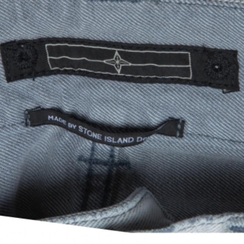 Les collections Stone Island allient l'espièglerie à un raffinement urbain sans effort. Ce jeans gris de la maison italienne Steele est taillé dans du coton et présente une silhouette élégante à jambes étroites. Ils sont dotés d'une braguette et