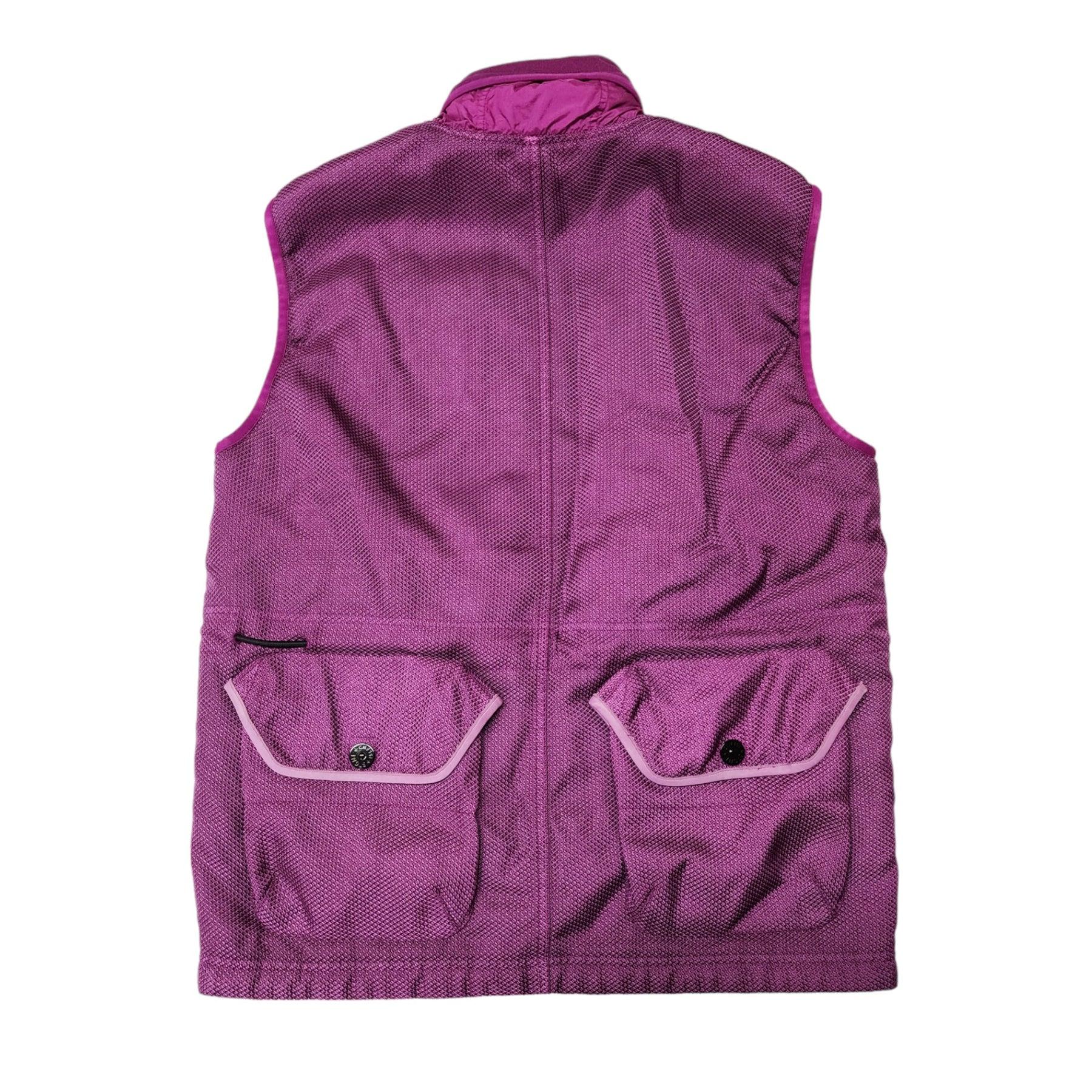 Stone Island Panama Modified Vest Purple L.

Additional information:
Material: Nylon
Highlights: Regular Fit. 
Standing ribbed jersey collar.
Concealed resin treated nylon hood with drawstring.
Neck strap with button fastening.
Two bellows pockets
