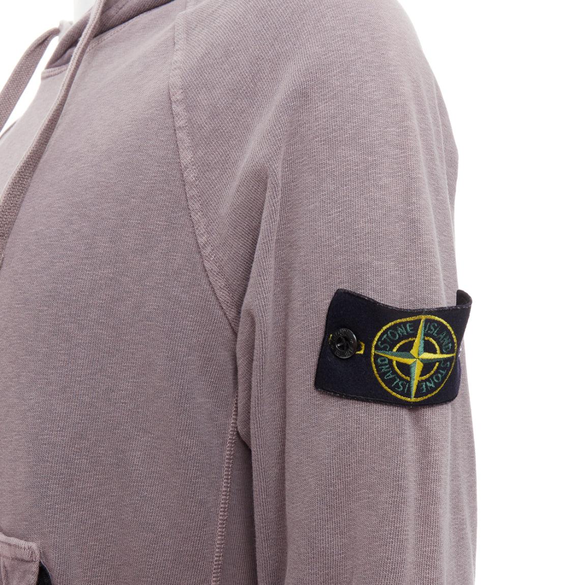 STONE ISLAND felpa con cappuccio in cotone grigio viola lavato con trattamento antipolvere M. I.
Riferimento: CNLE/A00318
Marchio: A. Stone
Materiale: Cotone
Colore: viola
Modello: Tinta unita
Chiusura: Pullover
Dettagli extra: Logo applicato sul