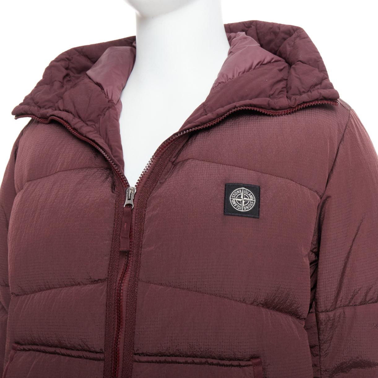 STONE ISLAND giacca a vento imbottita in nylon viola con logo nero e piuma d'anatra M. I.
Riferimento: CNLE/A00307
Marchio: A. Stone
Materiale: Nylon
Colore: viola, nero
Modello: Tinta unita
Chiusura: zip
Fodera: Piumino viola
Dettagli extra: Bomber