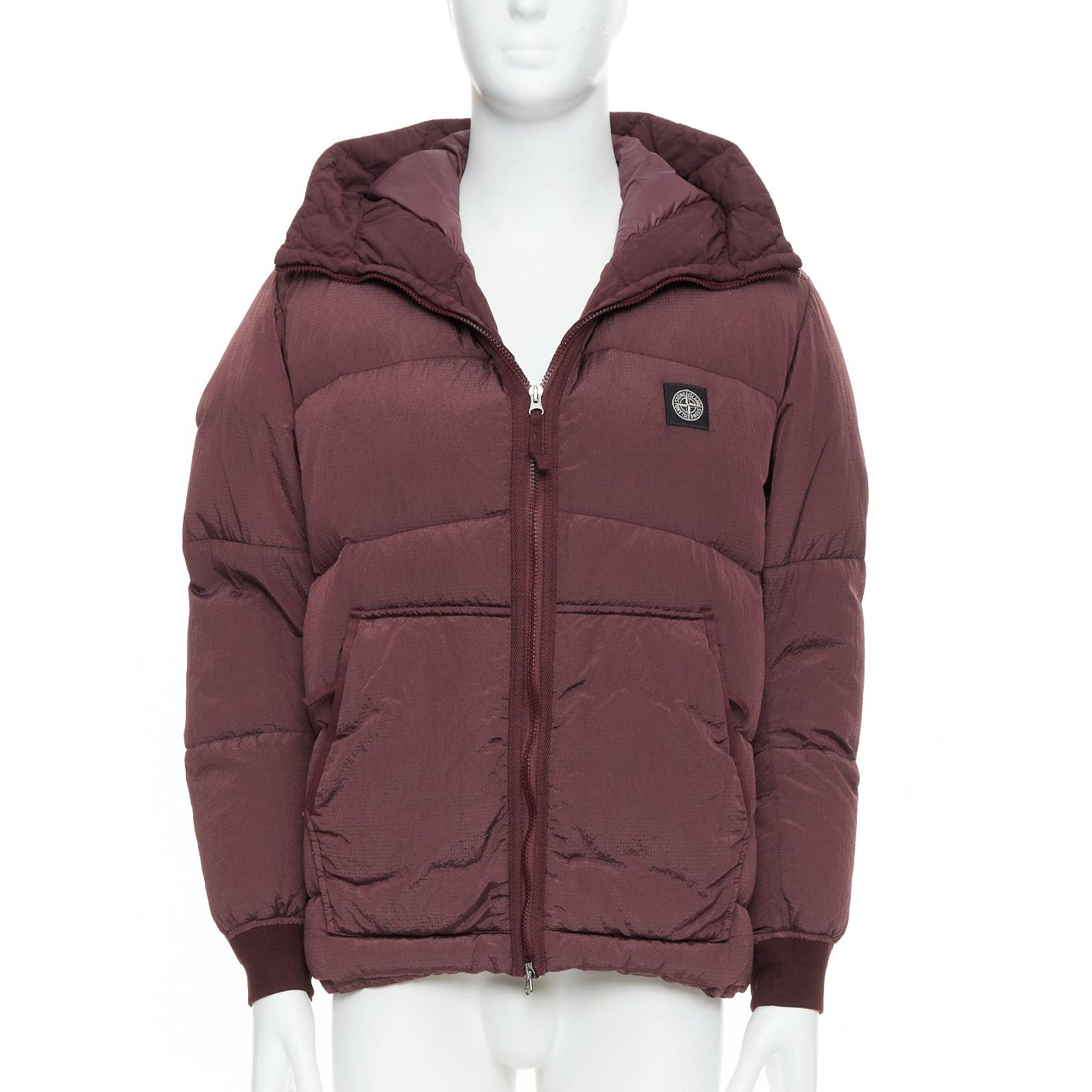 Marrone STONE ISLAND giacca a vento imbottita in nylon viola con logo nero e piuma d'anatra M. I. in vendita