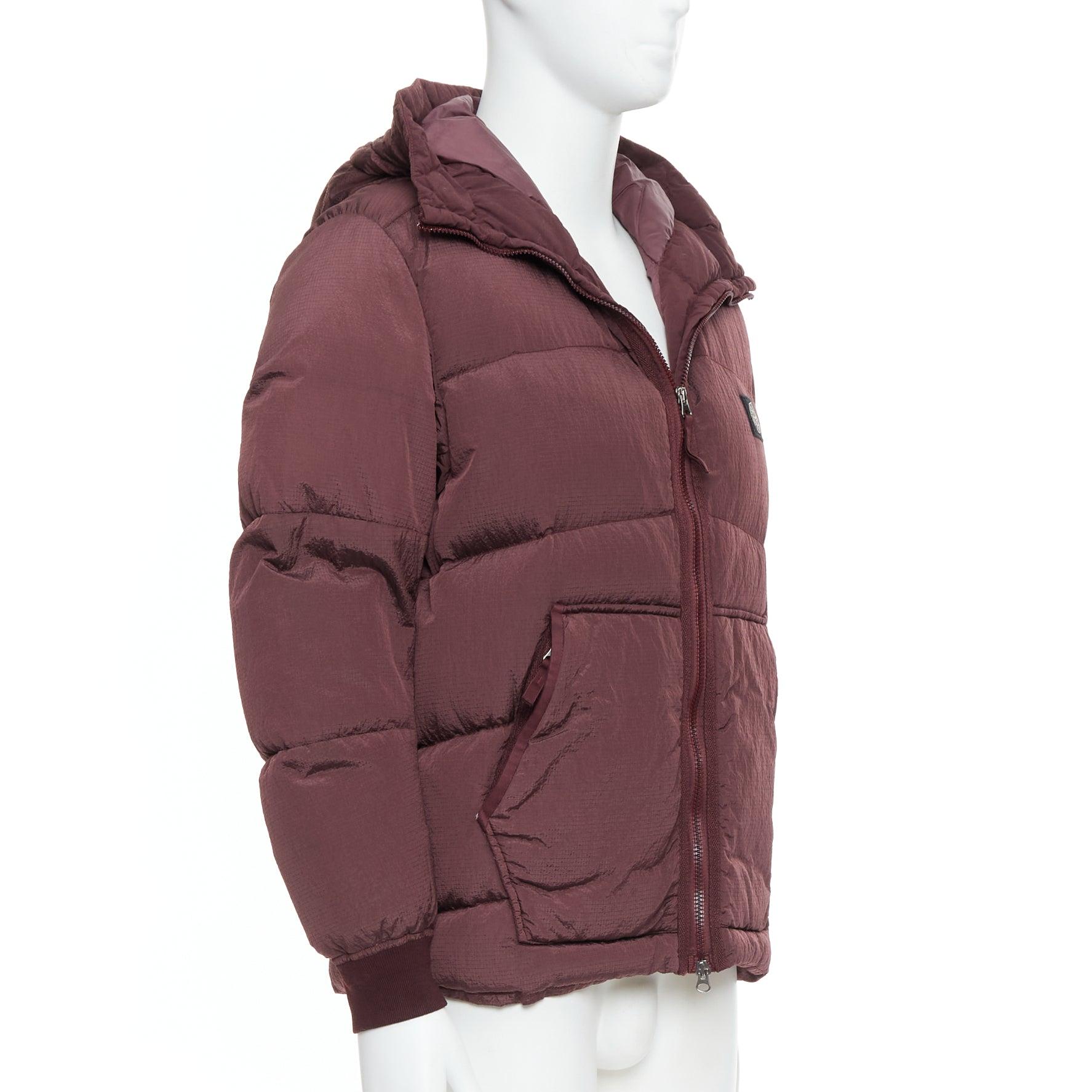 STONE ISLAND giacca a vento imbottita in nylon viola con logo nero e piuma d'anatra M. I. In condizioni ottime in vendita a Hong Kong, NT