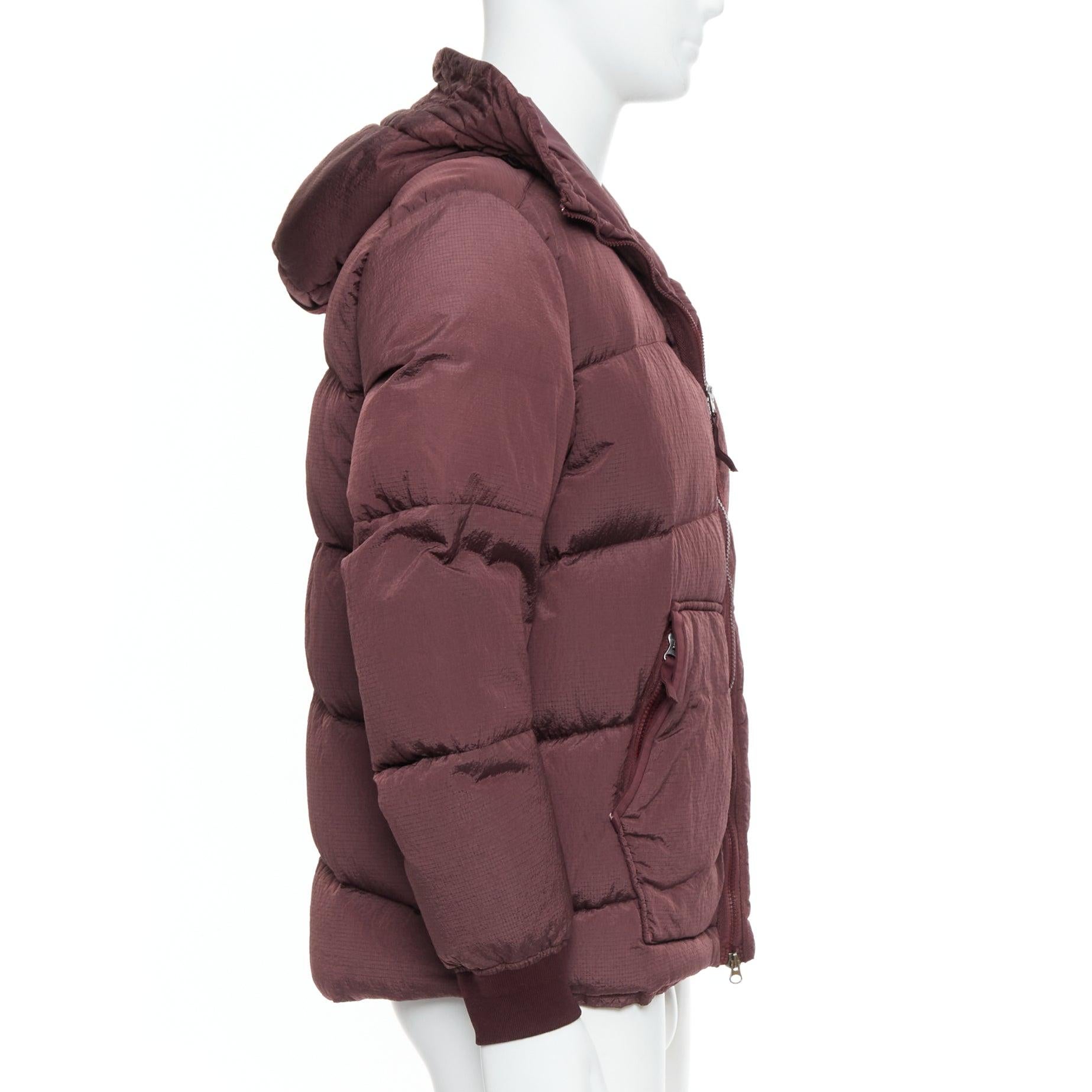 Uomo STONE ISLAND giacca a vento imbottita in nylon viola con logo nero e piuma d'anatra M. I. in vendita