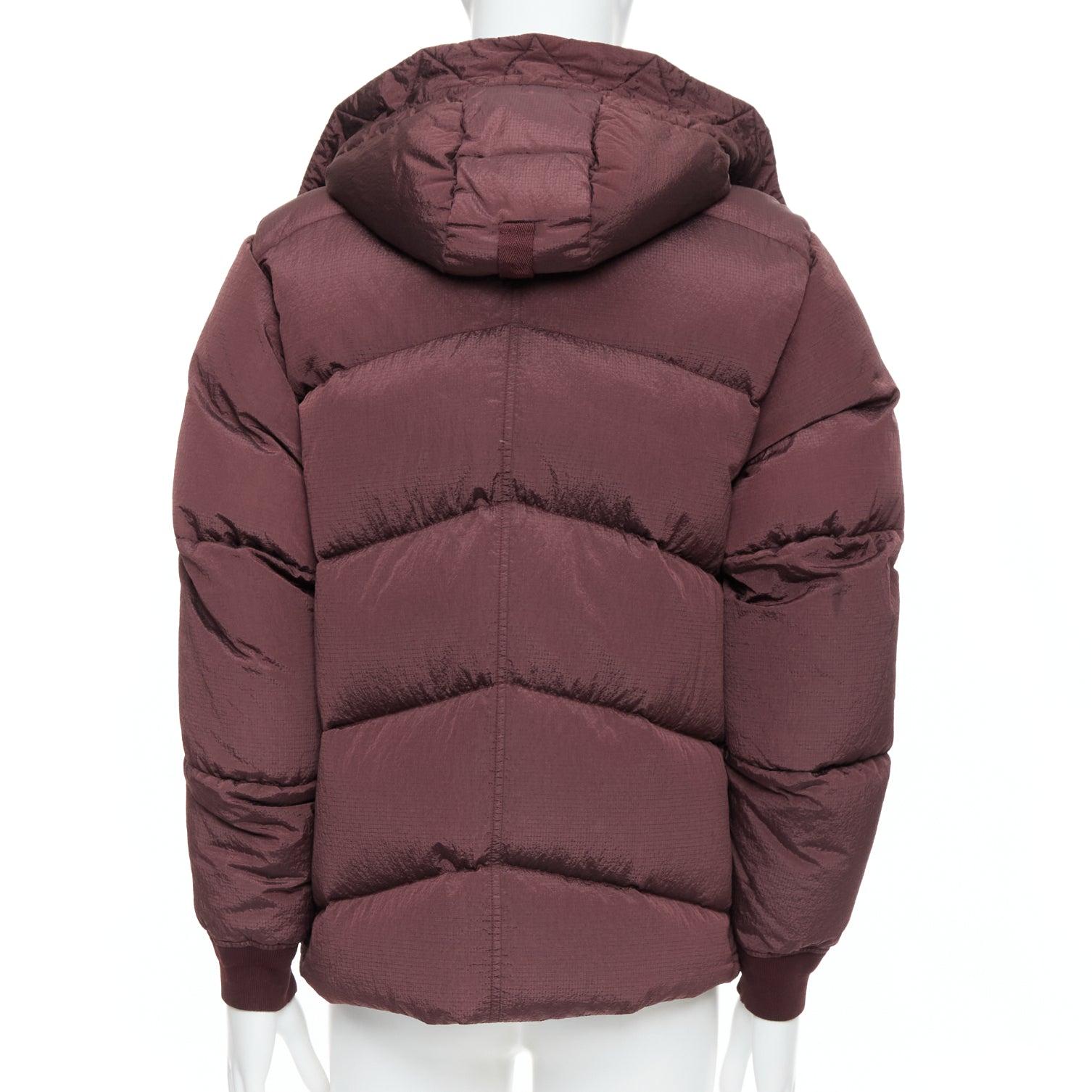 STONE ISLAND giacca a vento imbottita in nylon viola con logo nero e piuma d'anatra M. I. in vendita 1