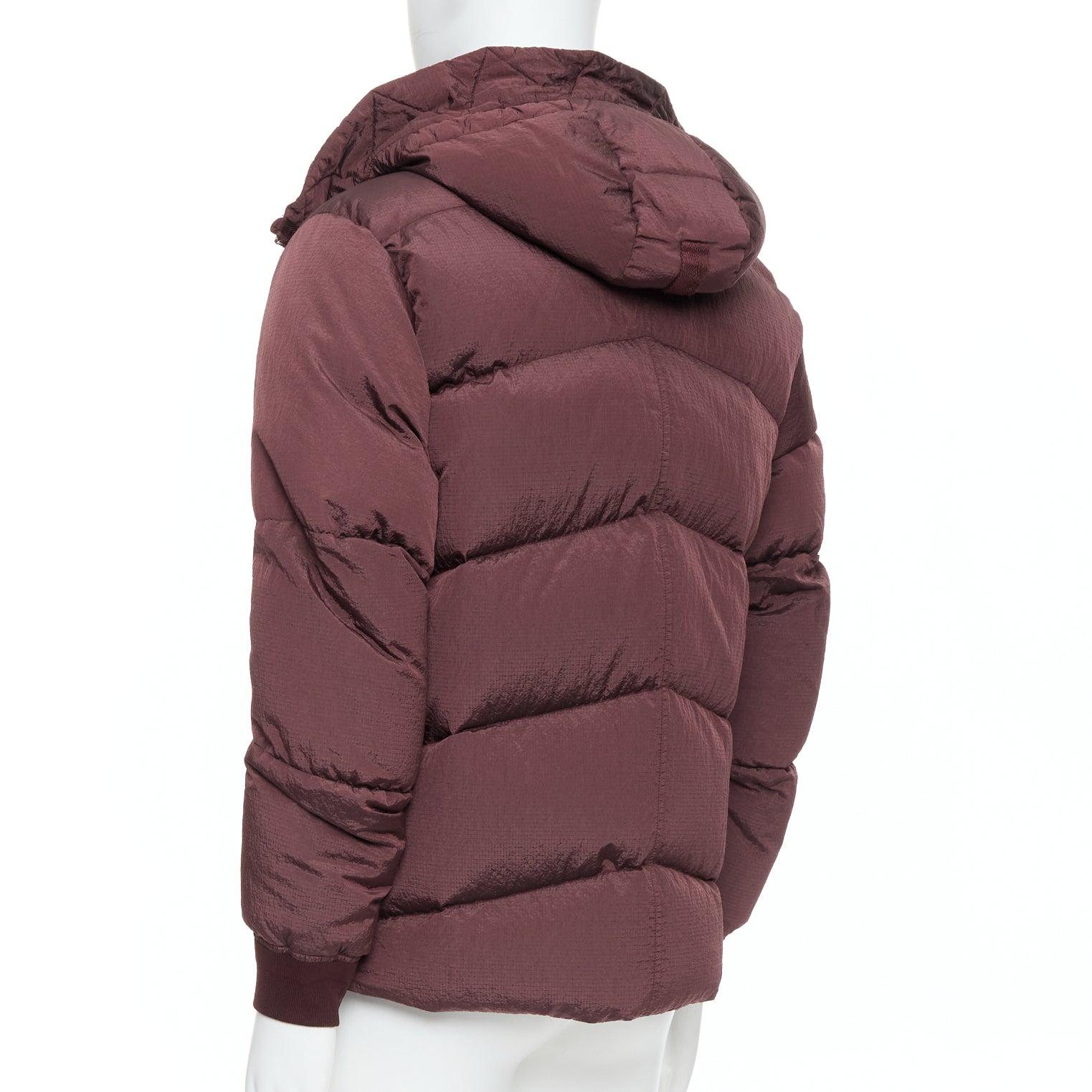 STONE ISLAND giacca a vento imbottita in nylon viola con logo nero e piuma d'anatra M. I. in vendita 2