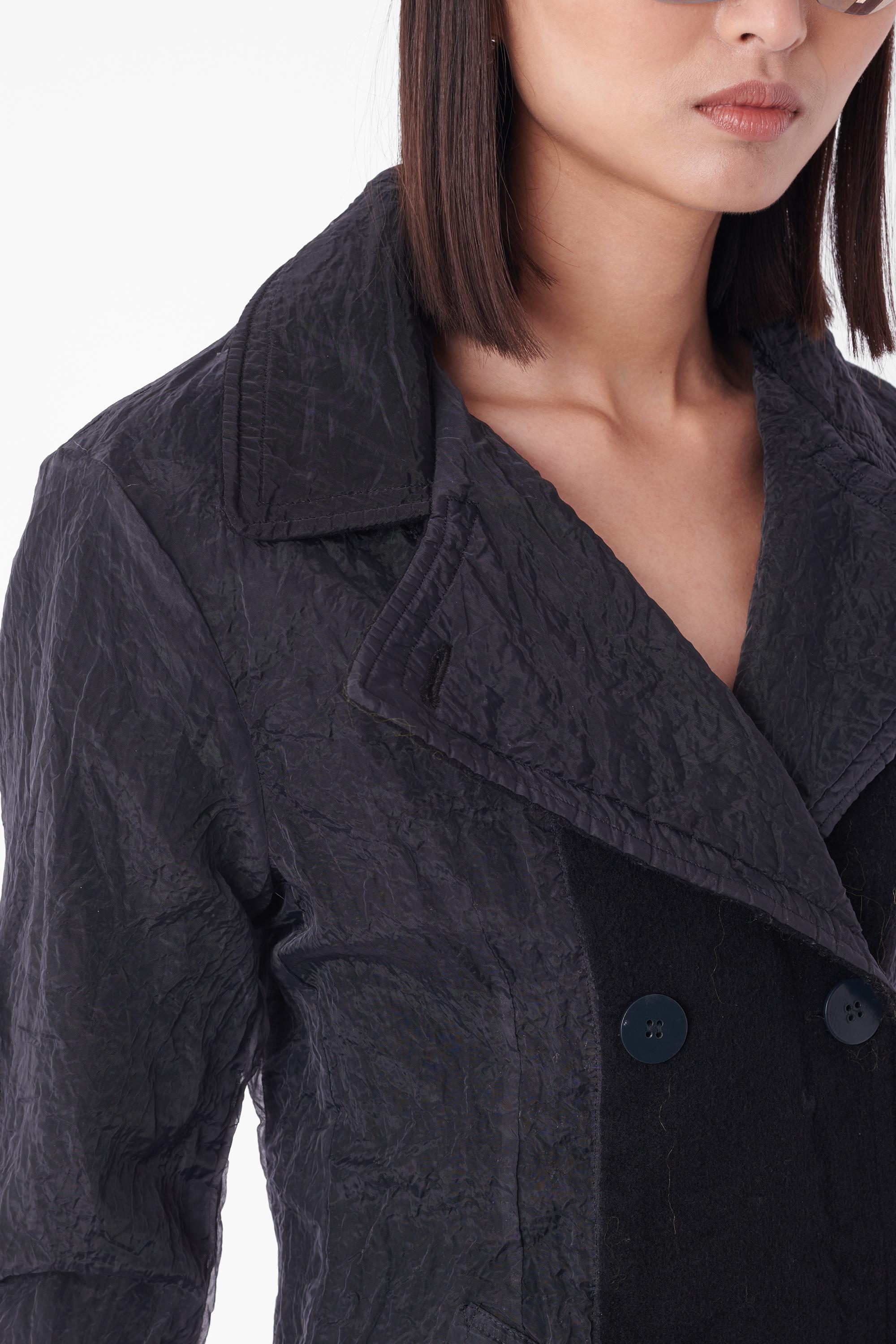 Abrigo largo de malla Stone Island Serie 100 negro. Entre 2001 y 2004, Stone Island produjo seis temporadas de la Serie 100 - Piezas de colección. Presenta solapa, parte delantera abotonada con paneles de forro polar, botones en los puños, doble