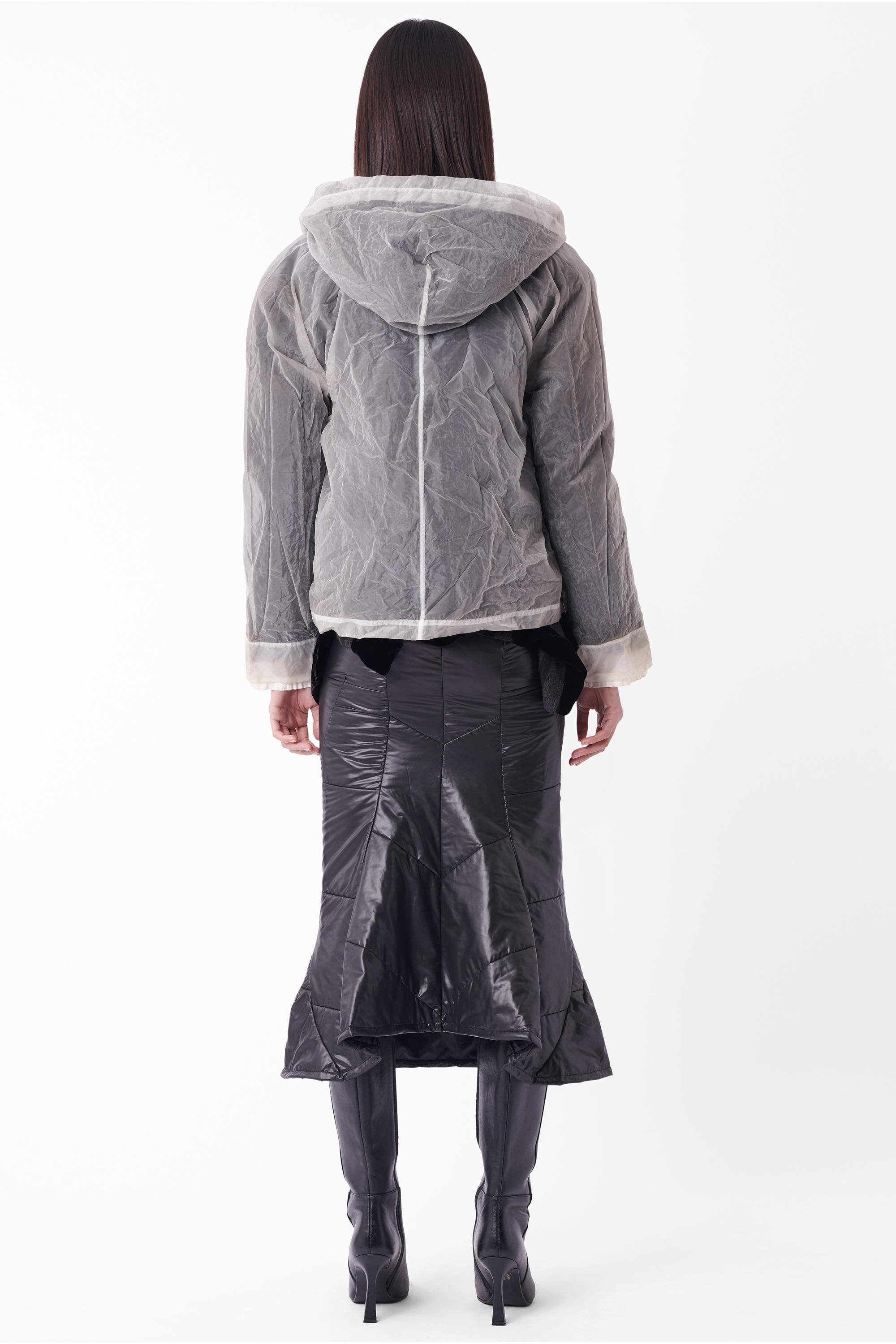 Wir freuen uns, diese unglaublich seltene Stone Island Herbst Winter 2001 Serie 100 doppellagige Kapuzenjacke präsentieren zu können. Doppellagiger Stoff mit weißer, abnehmbarer Mesh-Außenschicht und schwarzer Unterschicht,  Knopfverschluss vorne,