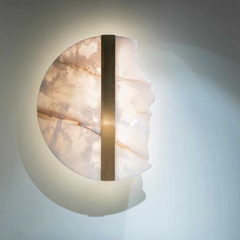 Lámpara de piedra de Marie Jeunet
Dimensiones: An 68 x Pr 15 x Al 81 cm
Materiales: latón, piedra

Les Precieux 
Estas luminosas esculturas evolucionan al ritmo del paso del tiempo, sus ubicaciones y los estilos de vida de sus propietarios.
Reflejos