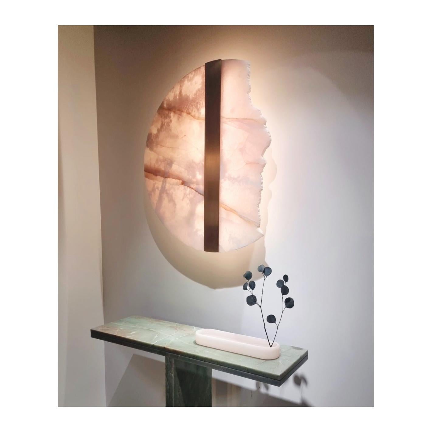 Lámpara de pared única de latón y piedra natural con forma orgánica, de Marie Jeunet Siglo XXI y contemporáneo en venta