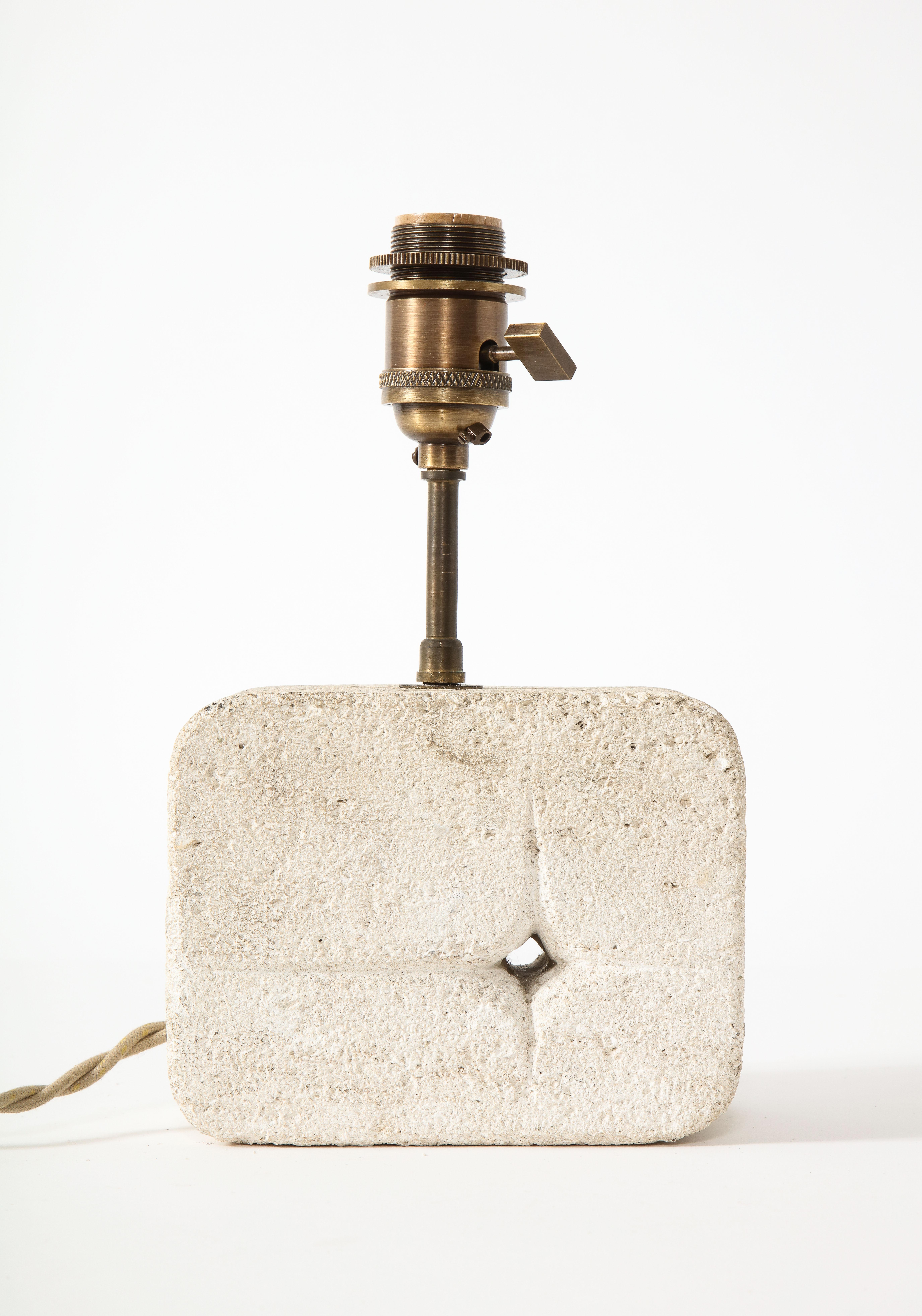 Tormos-Tischlampe aus Kalkstein mit Perforationsdetails, Frankreich 1960er Jahre im Angebot 5