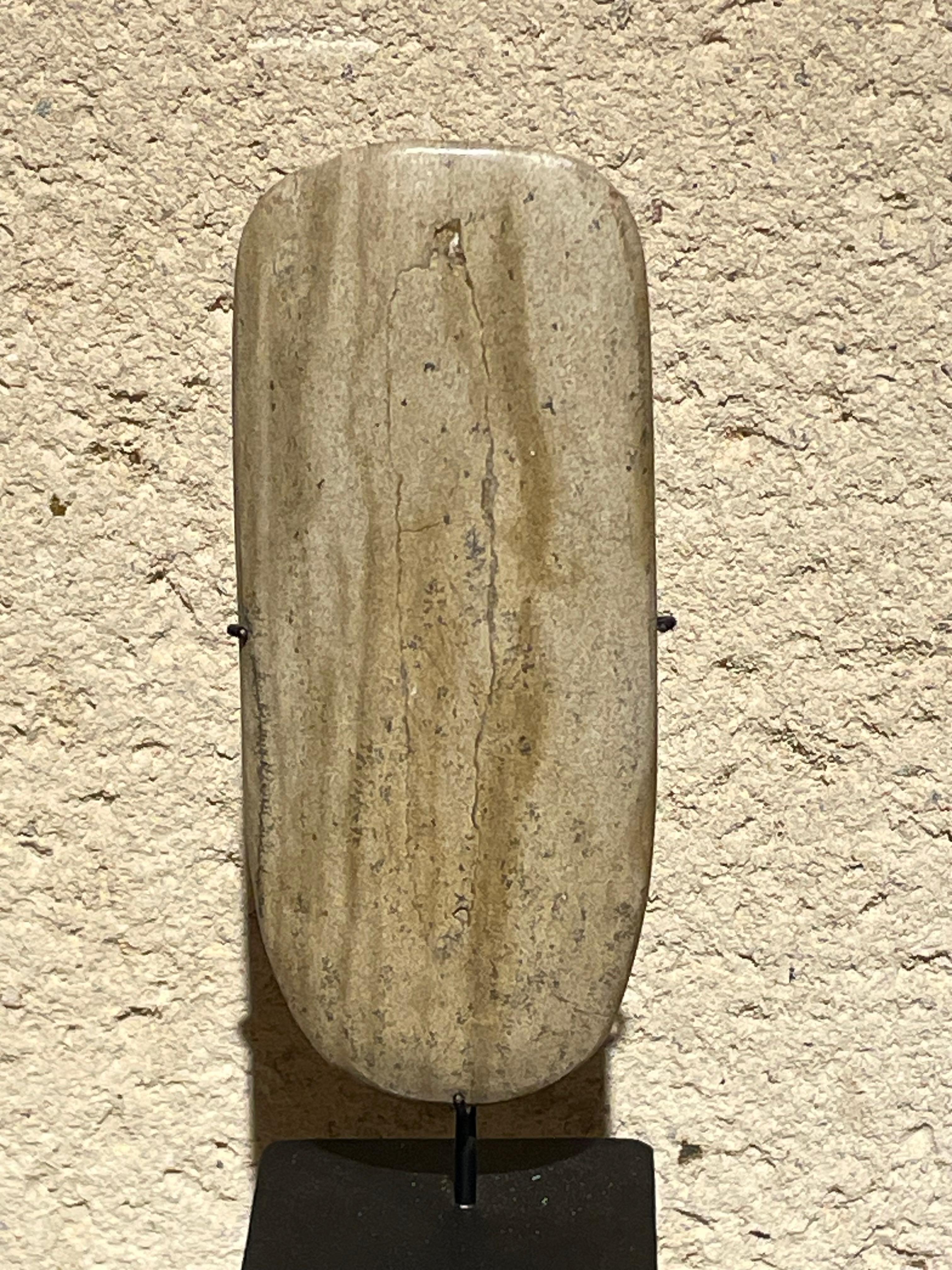 Chinesisches Steingerät aus den 1920er Jahren, das zum Schärfen von Leder verwendet wurde.
Der Stein ist glatt und poliert.
Montiert auf Messständer  3