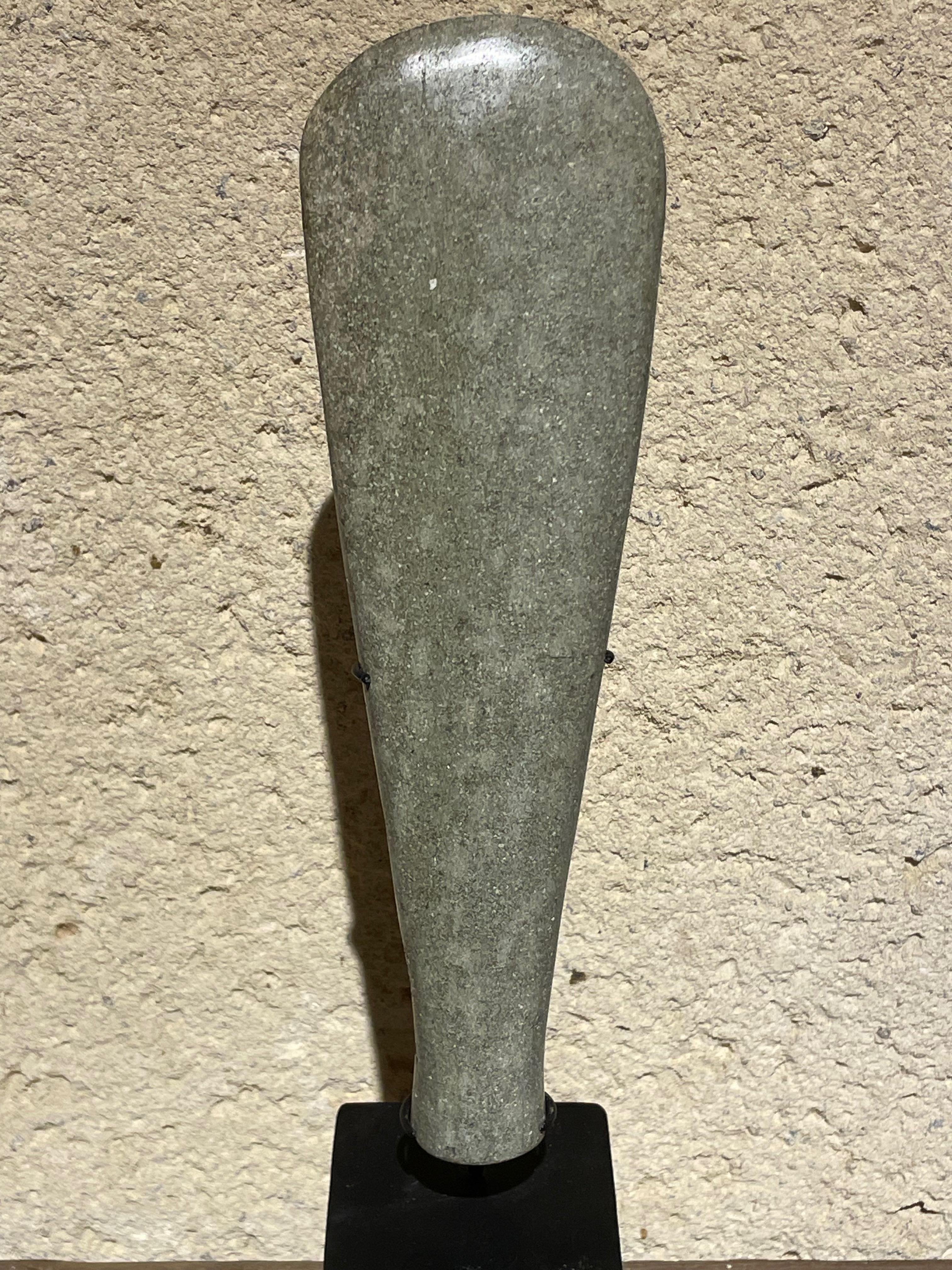 Stein-Leder-Schraubenwerkzeug-Skulptur aus Stein, China, 1920er Jahre (Chinesisch) im Angebot