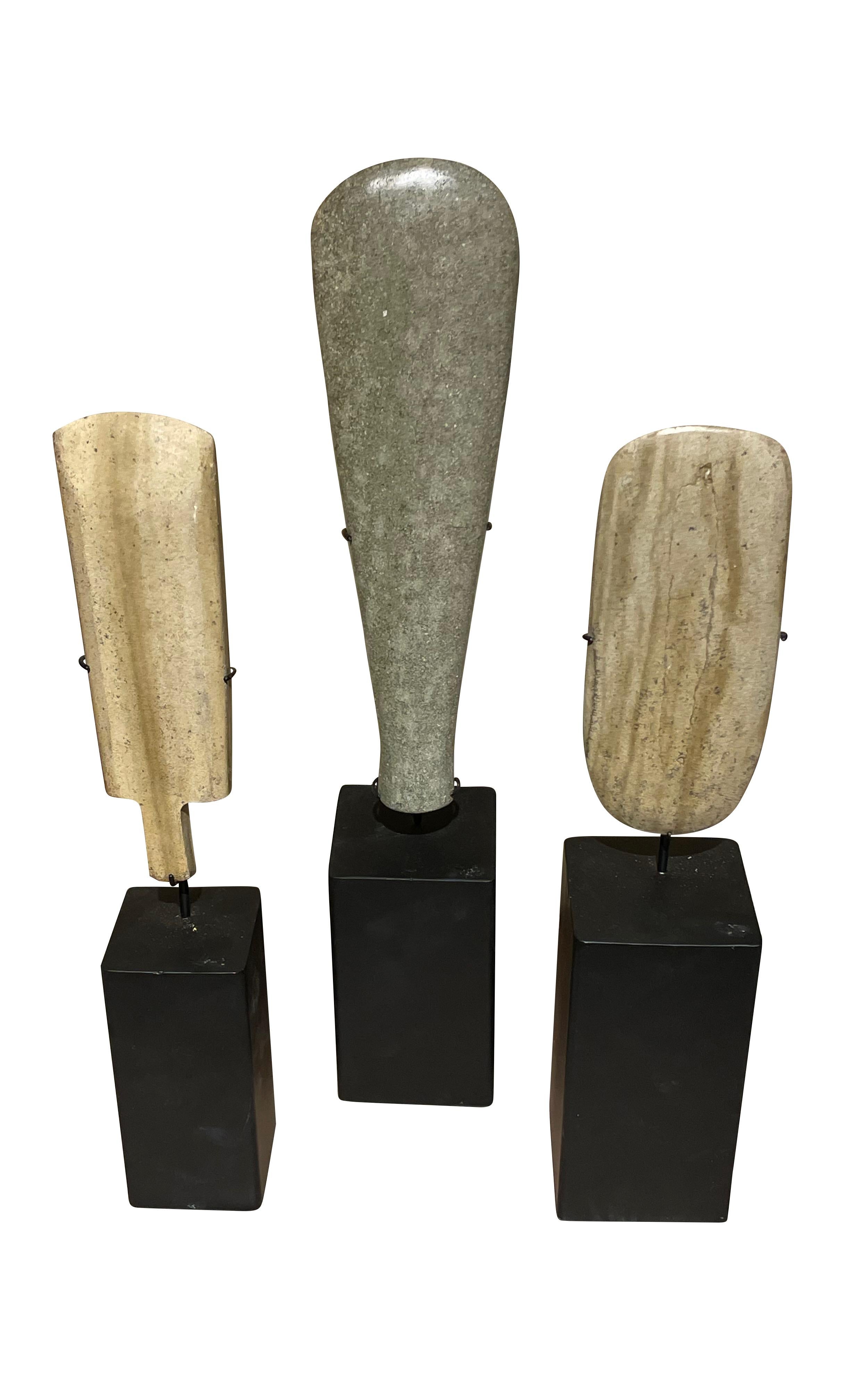 Stein-Leder-Schraubenwerkzeug-Skulptur aus Stein, China, 1920er Jahre im Angebot 1