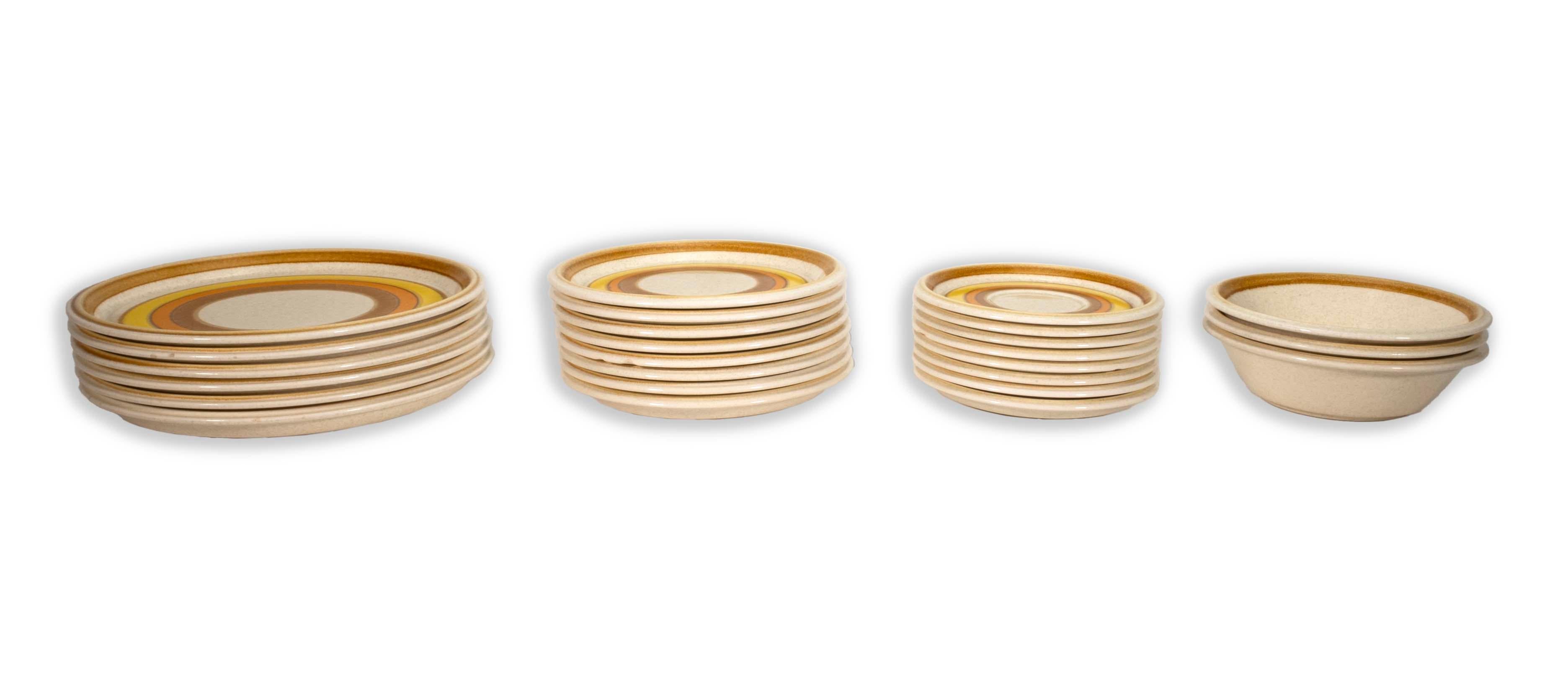 Elegante y atemporal, el Juego de 18 Piezas Stone Manor de Mikasa en Círculos de Sol presenta encantadores anillos de óxido, que aportan un toque cálido y acogedor a cualquier cena. Fabricado en Japón, este juego incluye platos y cuencos que