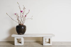 Banc en marbre avec bases carrées par Robert Kuo:: sculpté à la main:: édition limitée