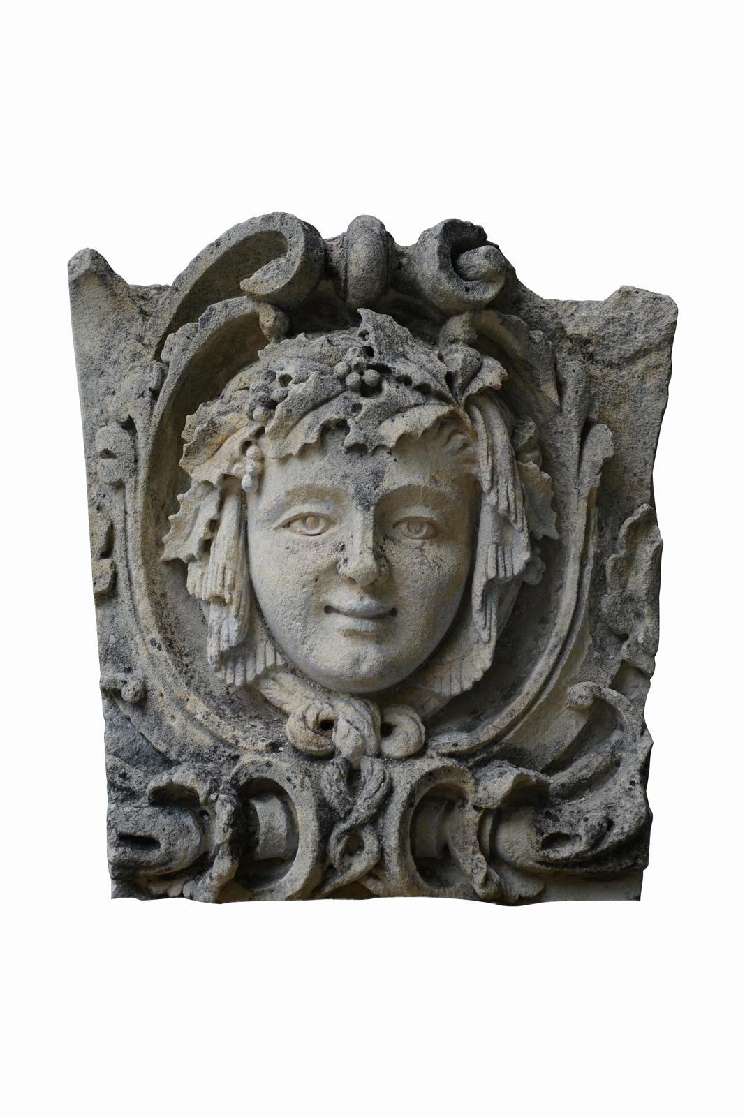 Stone Mascaron Representing a Woman, 19th Century In Good Condition For Sale In Richebourg, Yvelines