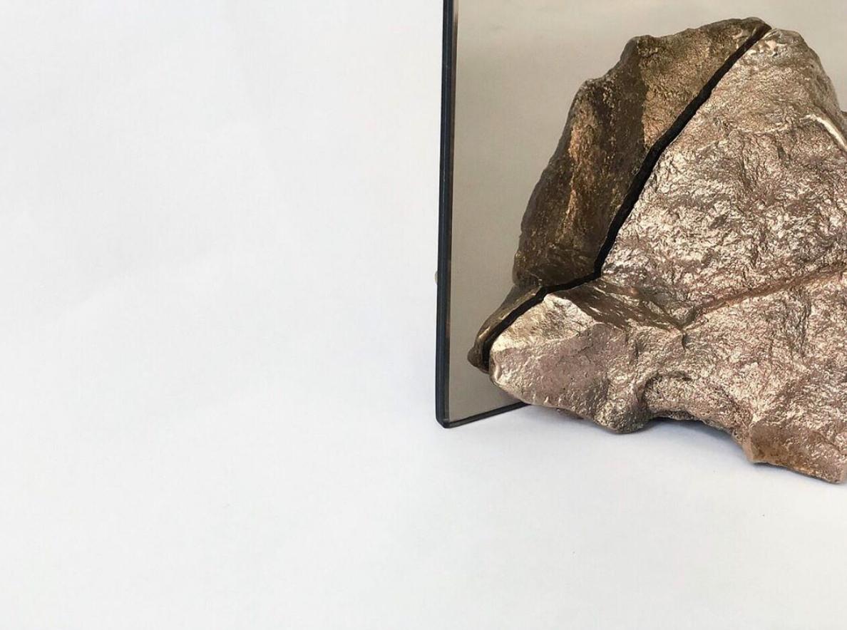 Stone Mirror explore notre lien avec la Nature et la façon dont notre perception d'objets banals (tels que des pierres trouvées) change s'ils sont fabriqués à partir d'un matériau considéré comme plus précieux. Je perçois les pierres comme des