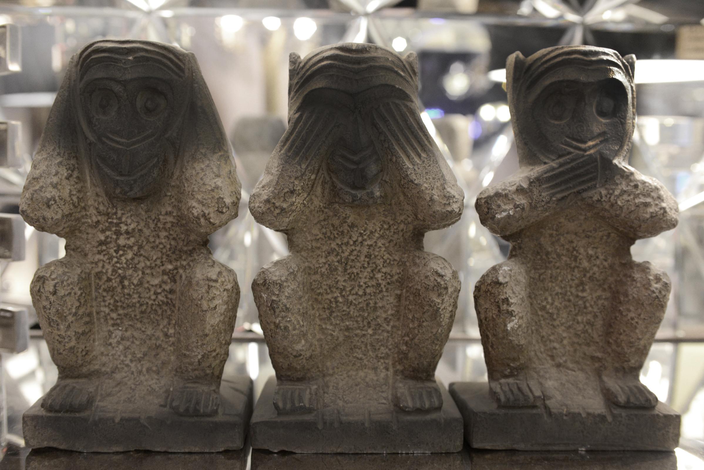 Sculpture singes en pierre set de 3 grands
en pierre taillée. Mesures : L 16 x D 12 x H 32cm chacune.