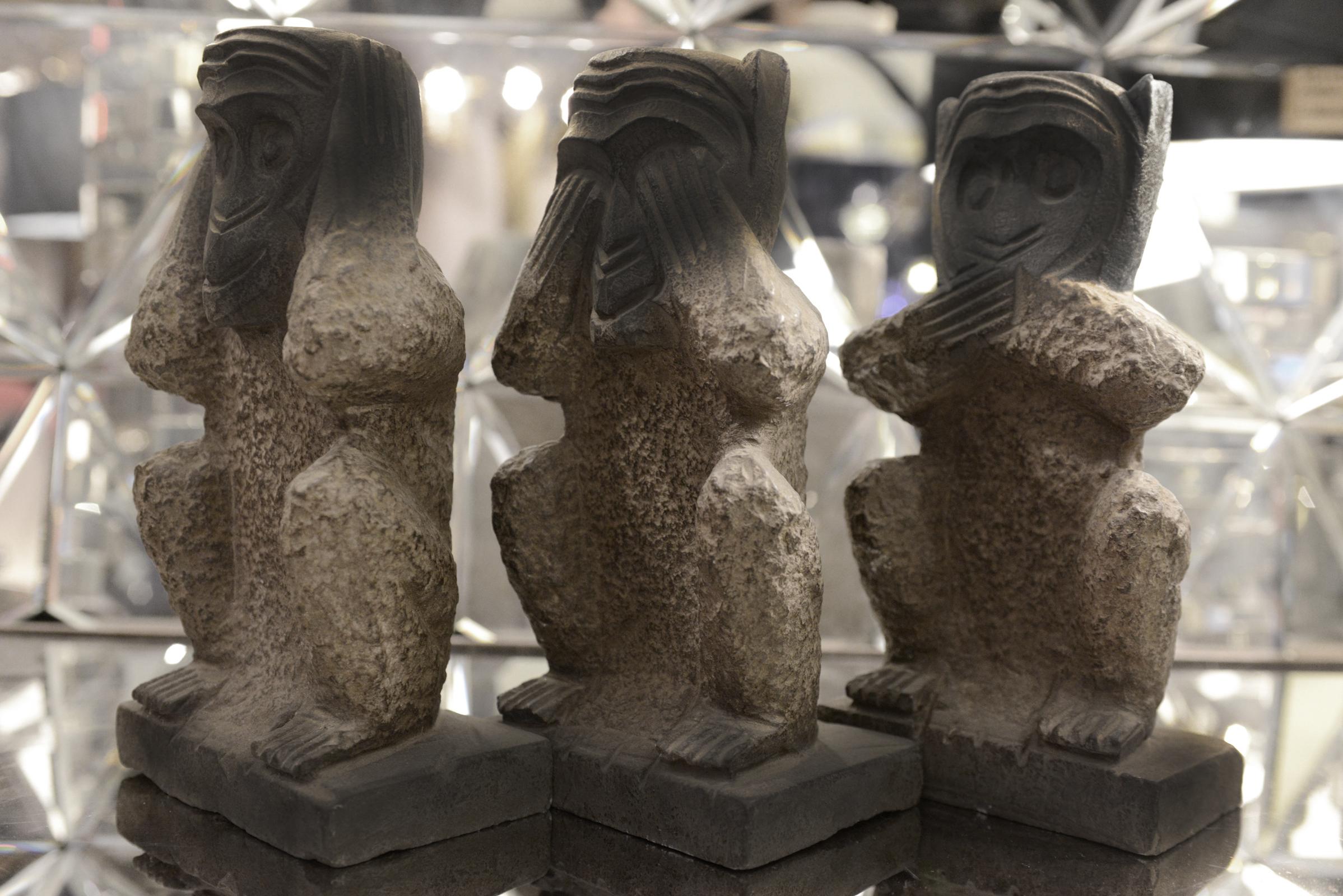 Indonésien Ensemble de 3 grandes sculptures en pierre singes en vente