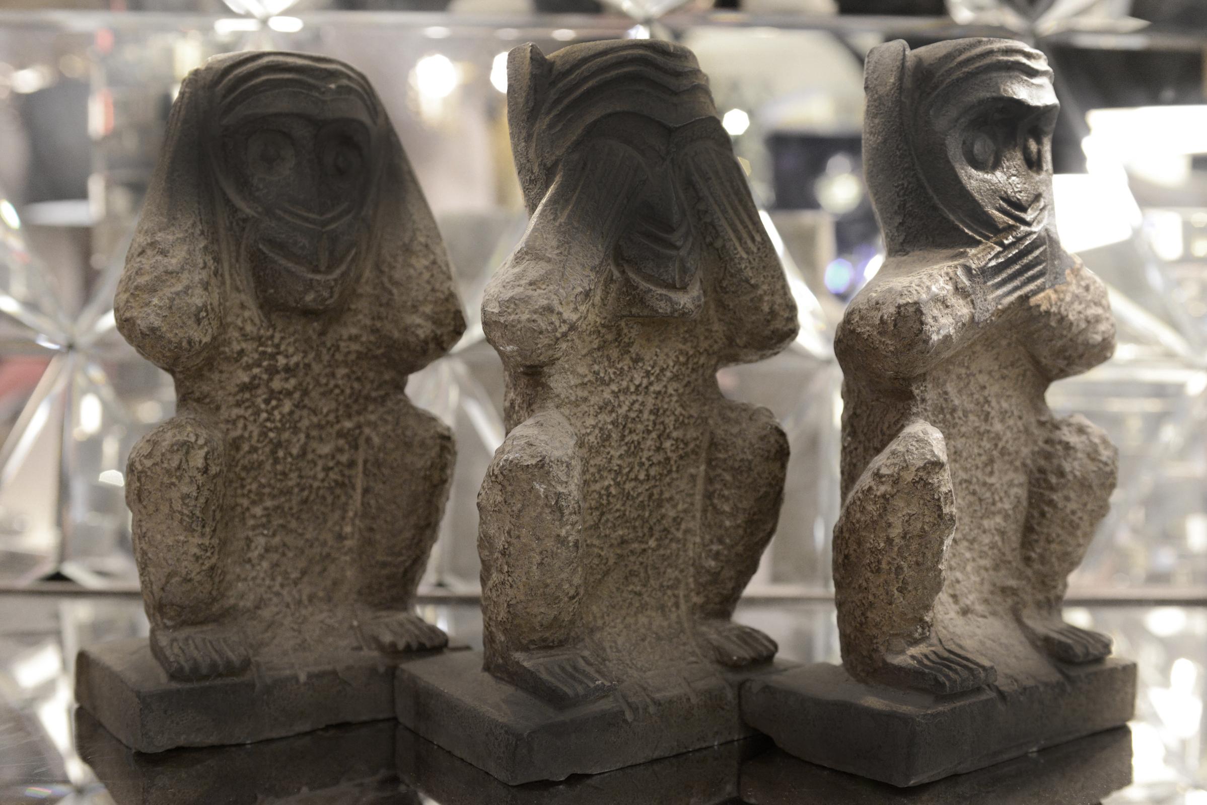 Sculpté Ensemble de 3 grandes sculptures en pierre singes en vente