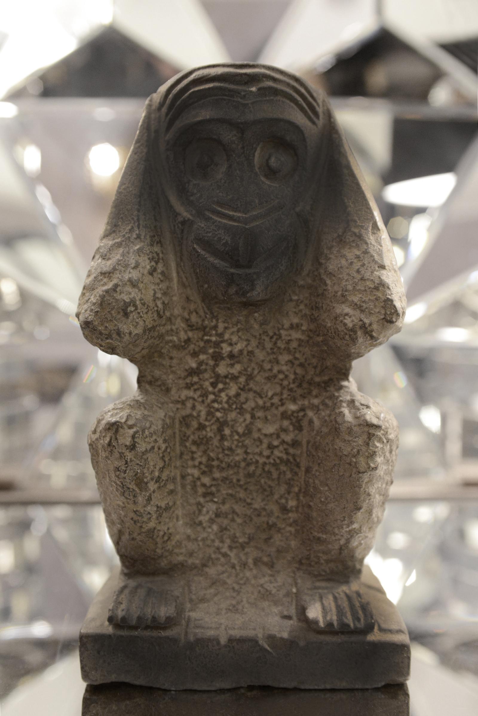 Ensemble de 3 grandes sculptures en pierre singes en vente 1