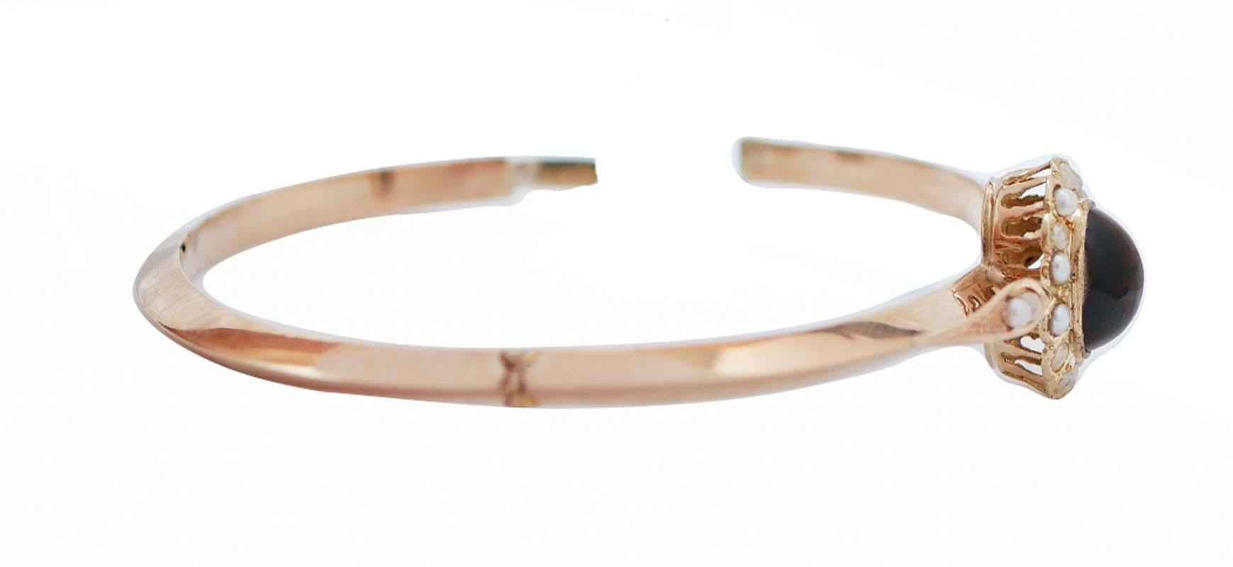 Retrò bracelet in 18 kt rose gold structure mounted with a central stone surrounded by pearls.
Pearls 0.50 gr
Stone 0.50 gr
Total Weight 6.20 gr
RF  +URUU
Inner Diameter 5.8 cm

For any information, feel free to contact the seller through the