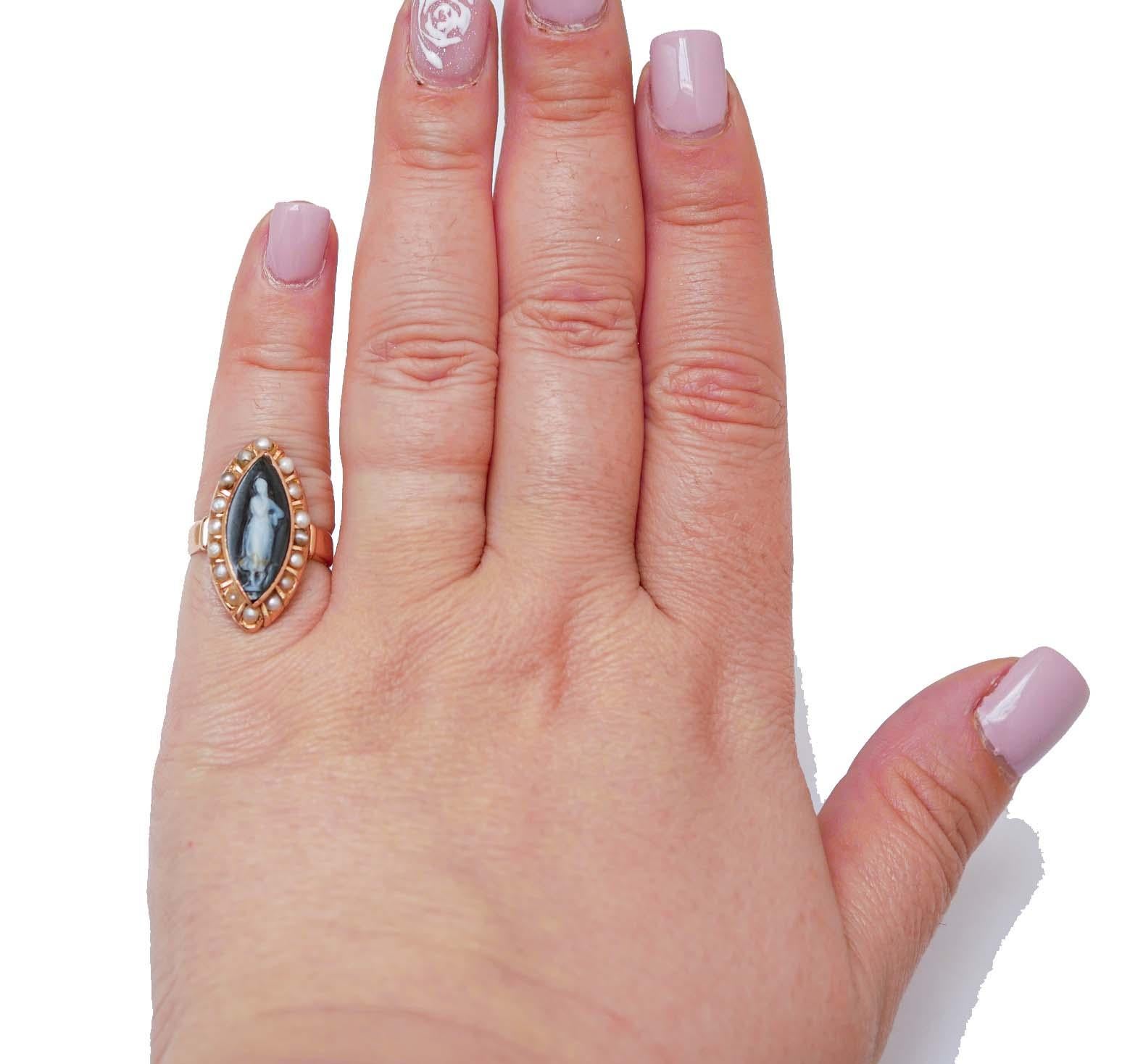 Taglio rotondo Stone, Pearls, 18 Karat Rose Gold Ring. in vendita