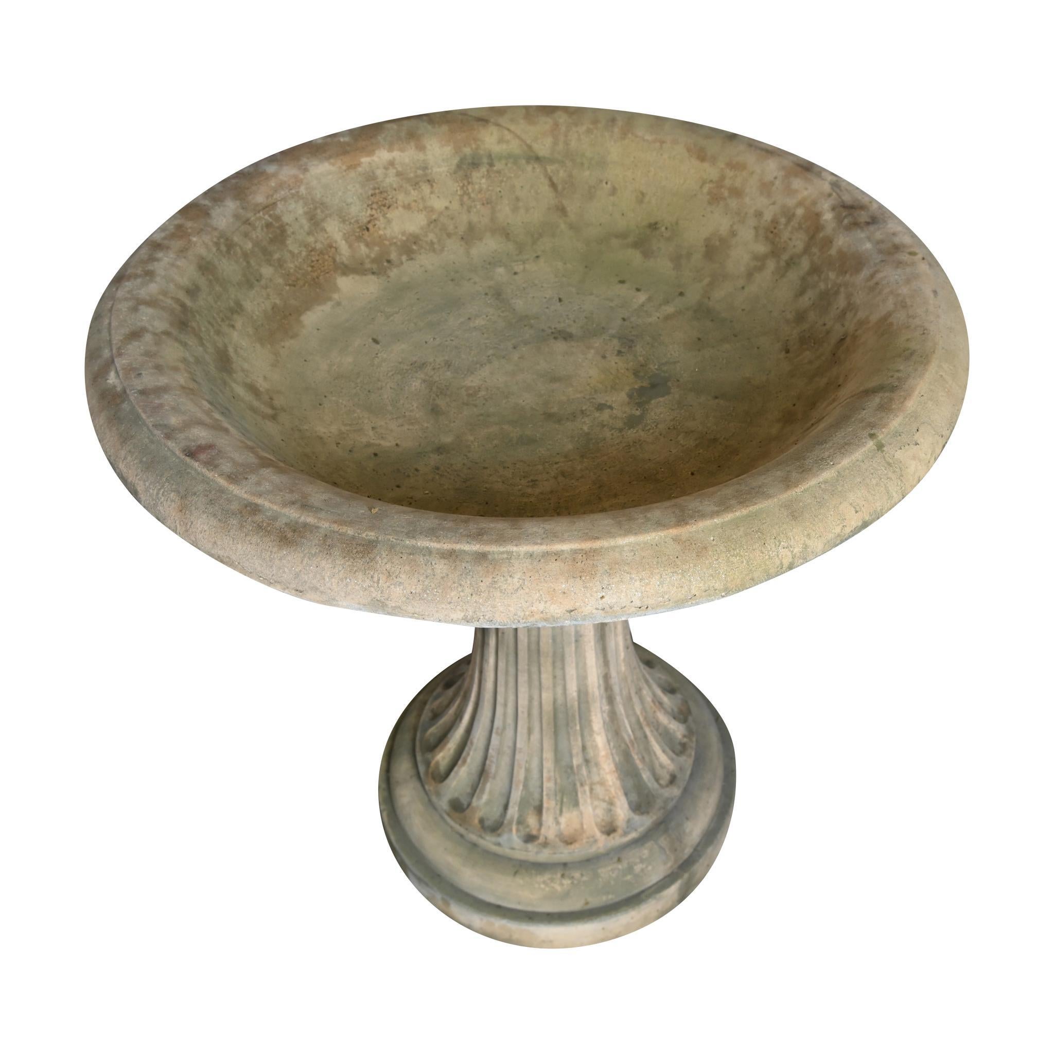 Classique américain Urne de jardinière Pentworth Bird Bath Garden en vente
