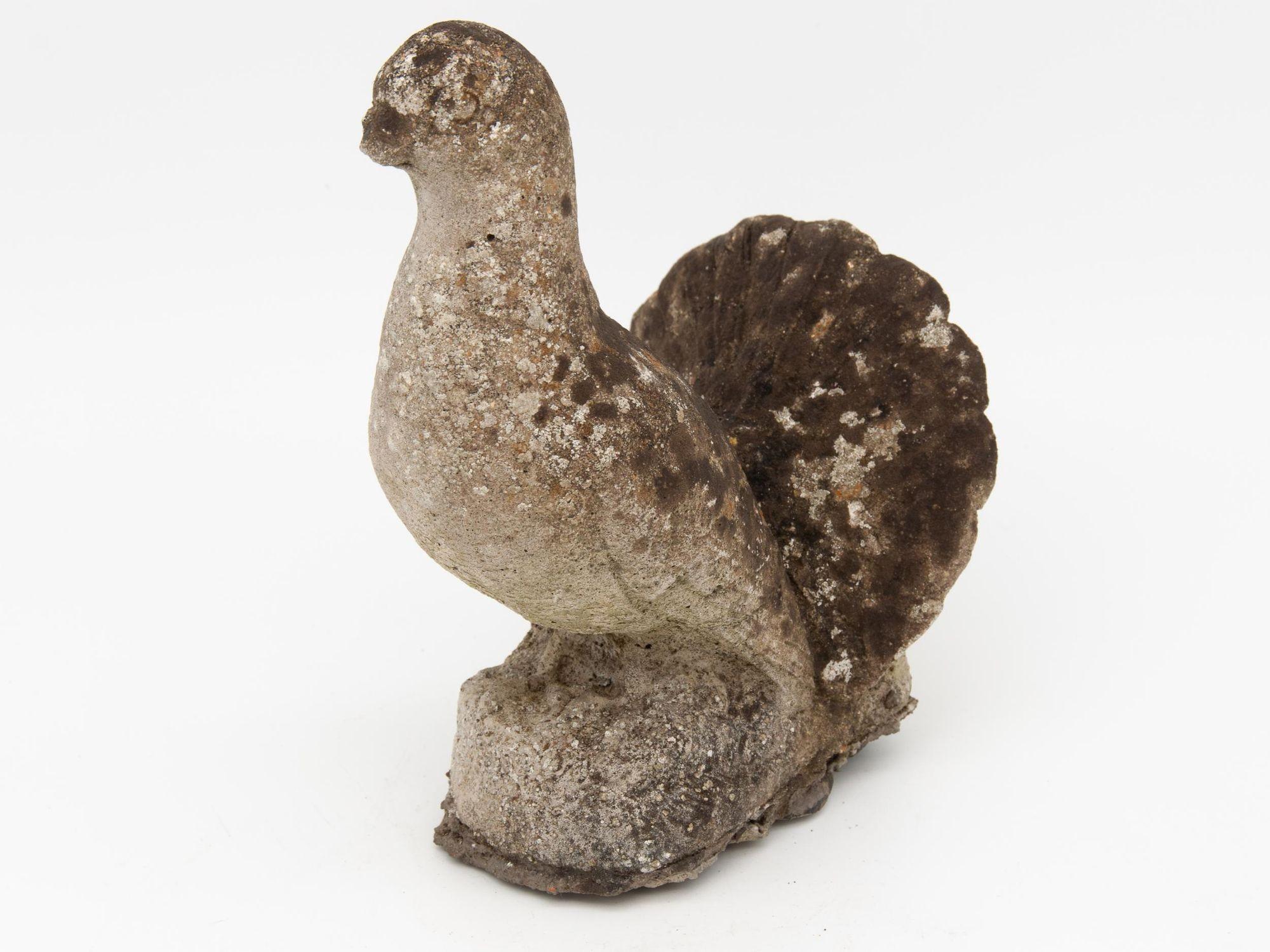 Einzigartige Gartenstatue aus Steinguss in Form eines Vogels. Diese charmante Statue, die Anfang des 20. Jahrhunderts in England hergestellt wurde, bringt ein spielerisches Element in die Landschaft. Guter Zustand, durch Alter und