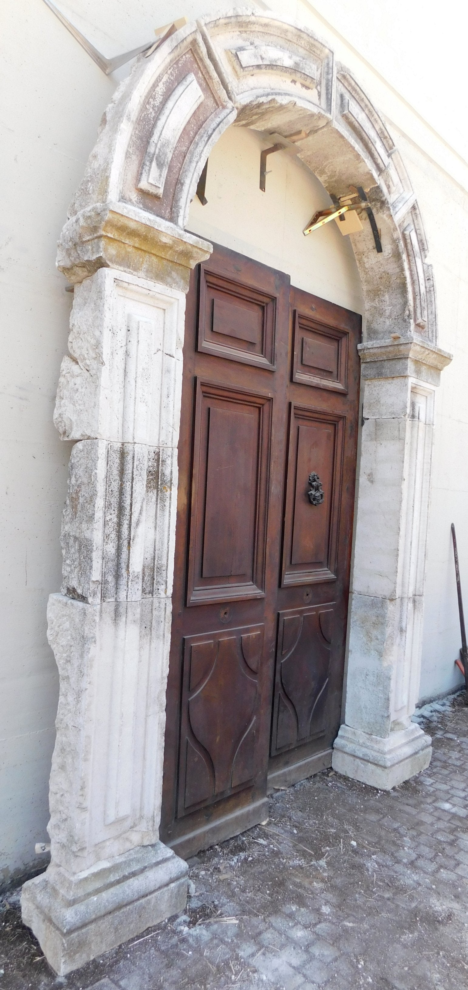 Ancient stone portal, frame for entrance door, very solid and powerful, hand-sculpted in the full 17th century, composed of hard stone parts to be assembled in a ribbed frame, handcrafted in Italy.
Ideal for expanding and embellishing entrances to
