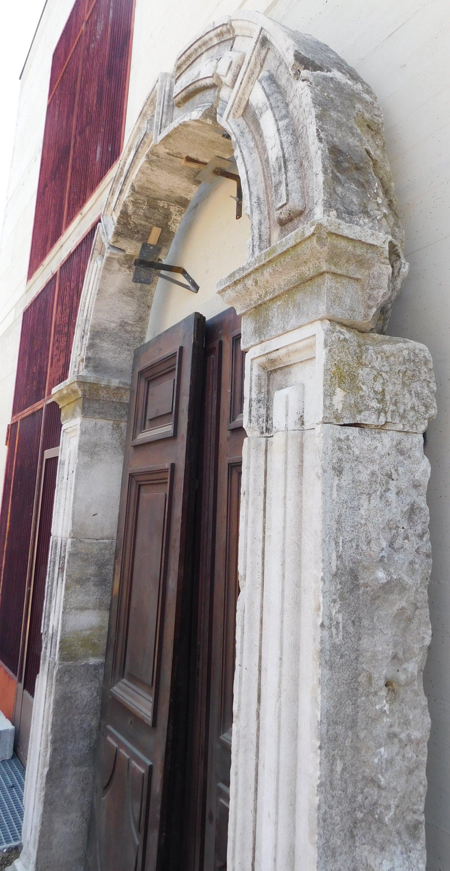 Steinportal, Rahmen für Eingangstür aus Stein, geschnitzt aus dem 17. Jahrhundert, Italien im Angebot 2