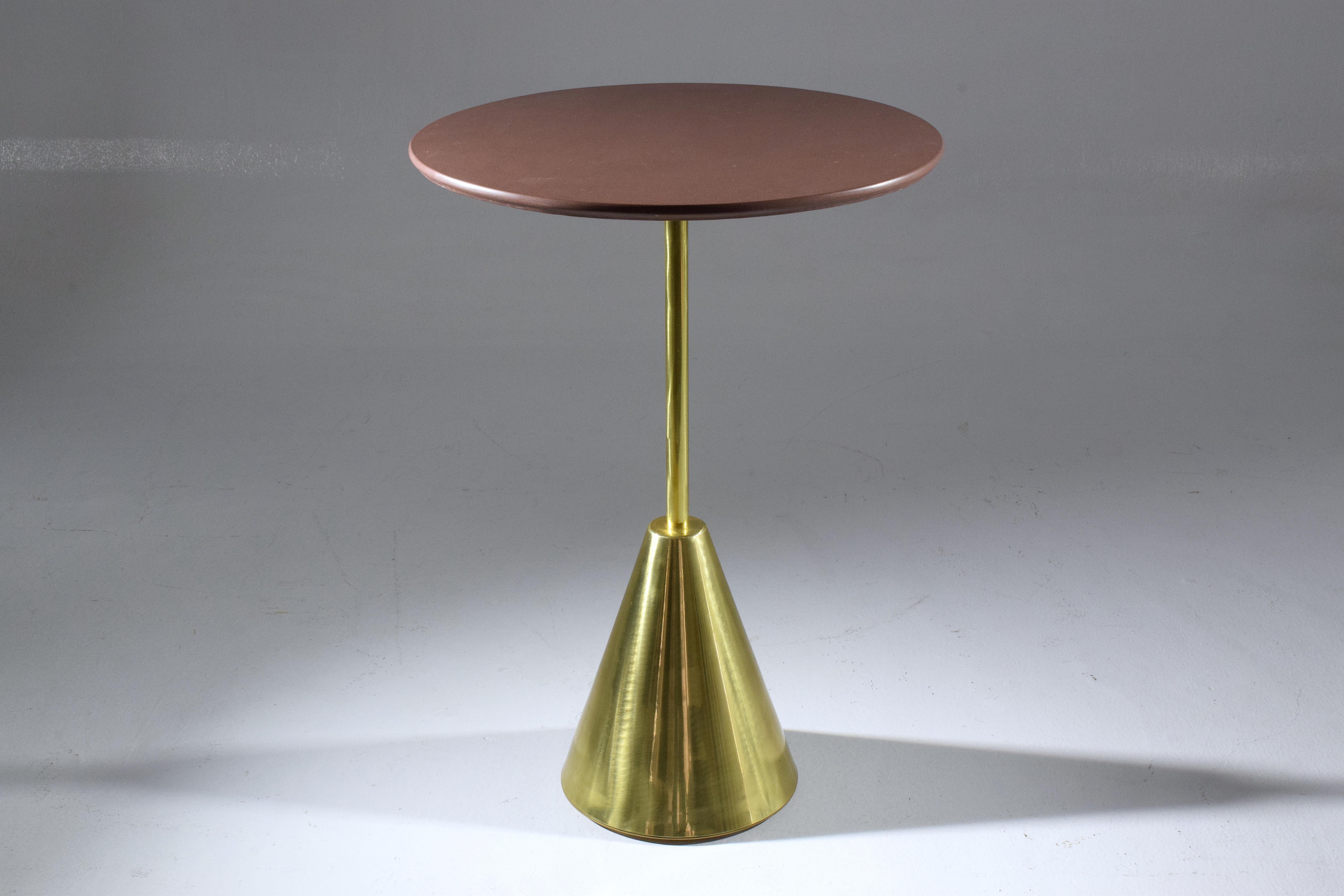 Contemporary handcrafted guéridon side table composed of a solid gold brass structure and designed with a red marble tabletop. 

Flow collection, Stone-R.
21st century
Base type 1
Solid French polished brass
Red marble 

The Flow collection
