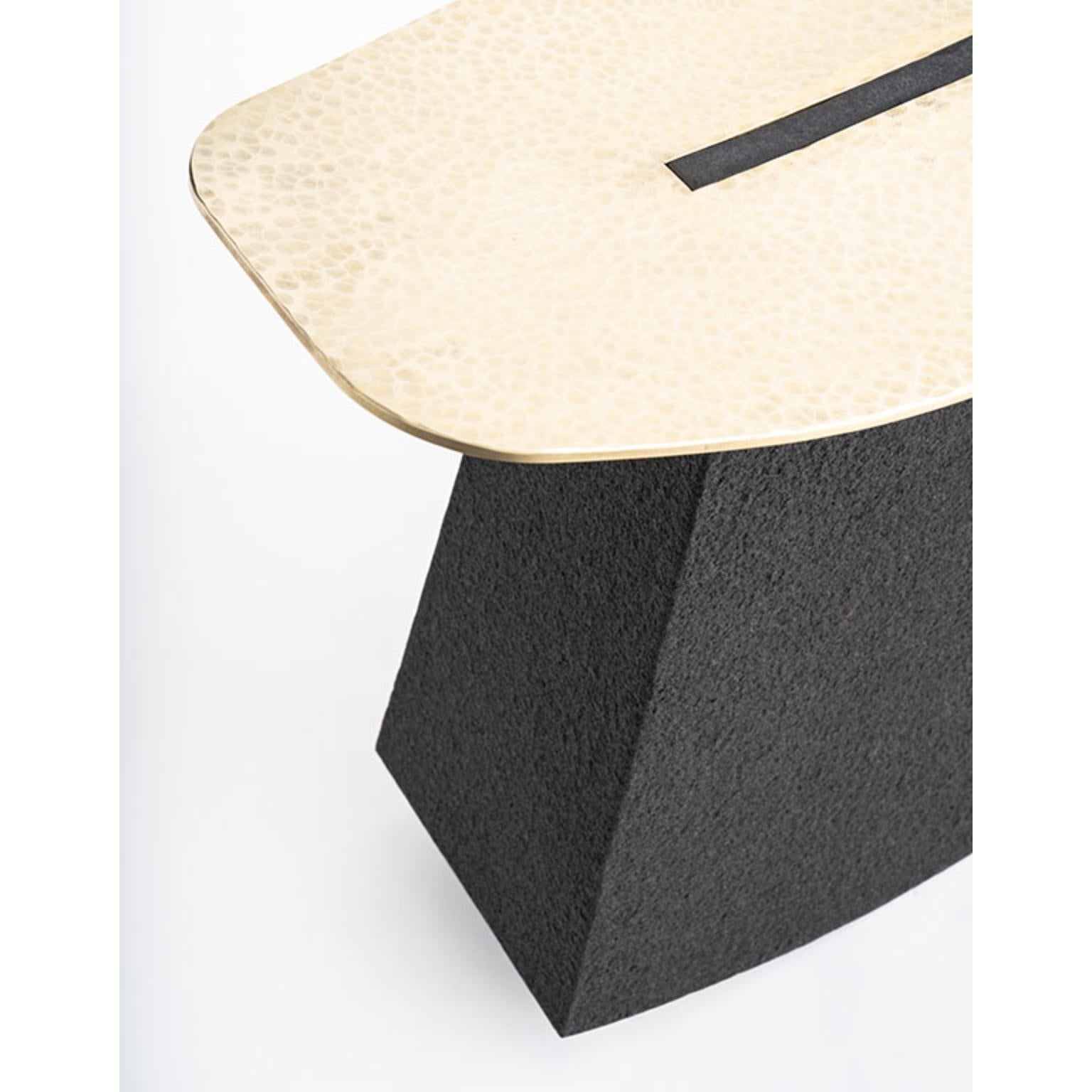 Moderno Sgabello Stone Rocker in edizione limitata in granito nero Belfast e ottone di Jesse Ede in vendita