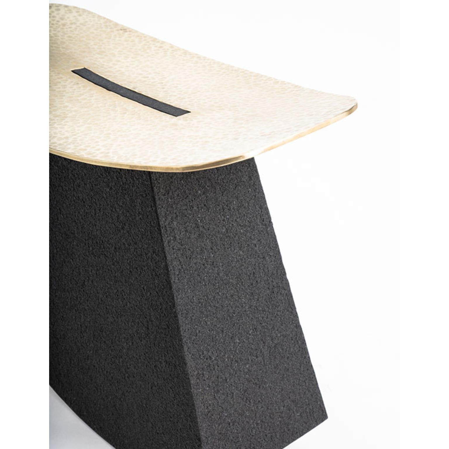 Sudafricano Sgabello Stone Rocker in edizione limitata in granito nero Belfast e ottone di Jesse Ede in vendita