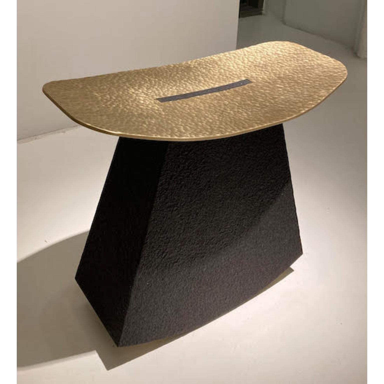 Altro Sgabello Stone Rocker in edizione limitata in granito nero Belfast e ottone di Jesse Ede in vendita