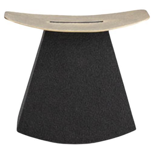 Sgabello Stone Rocker in edizione limitata in granito nero Belfast e ottone di Jesse Ede in vendita