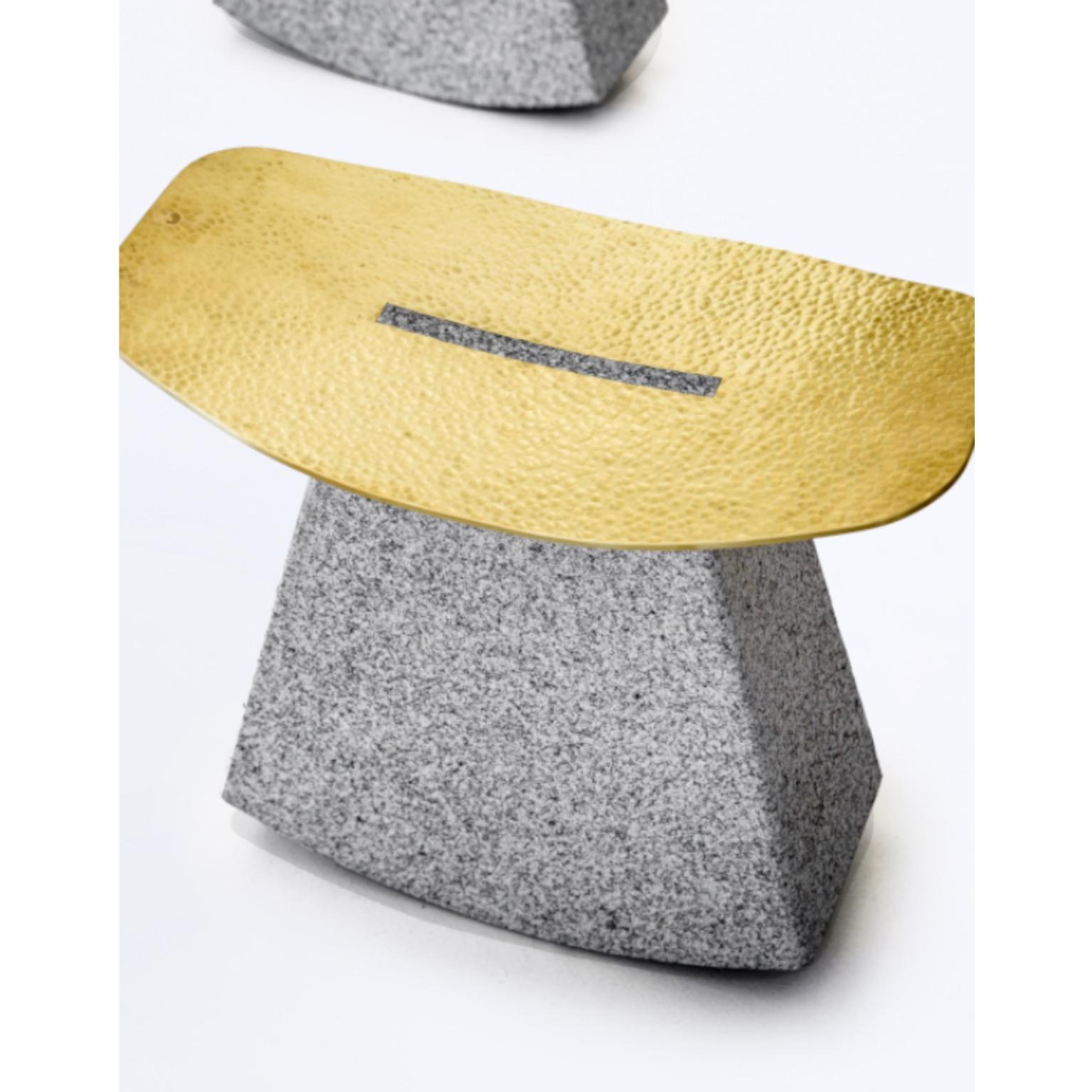 Stone Rocker Hocker in limitierter Auflage aus grauem Paarl-Granit und Messing von Jesse Ede (Moderne) im Angebot